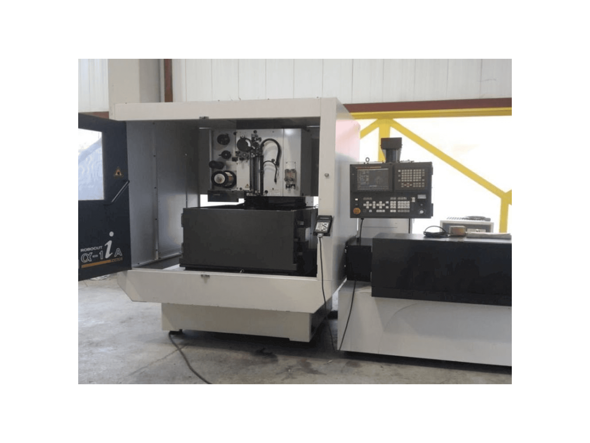 Koneen FANUC Robocut α-1iA etunäkymä