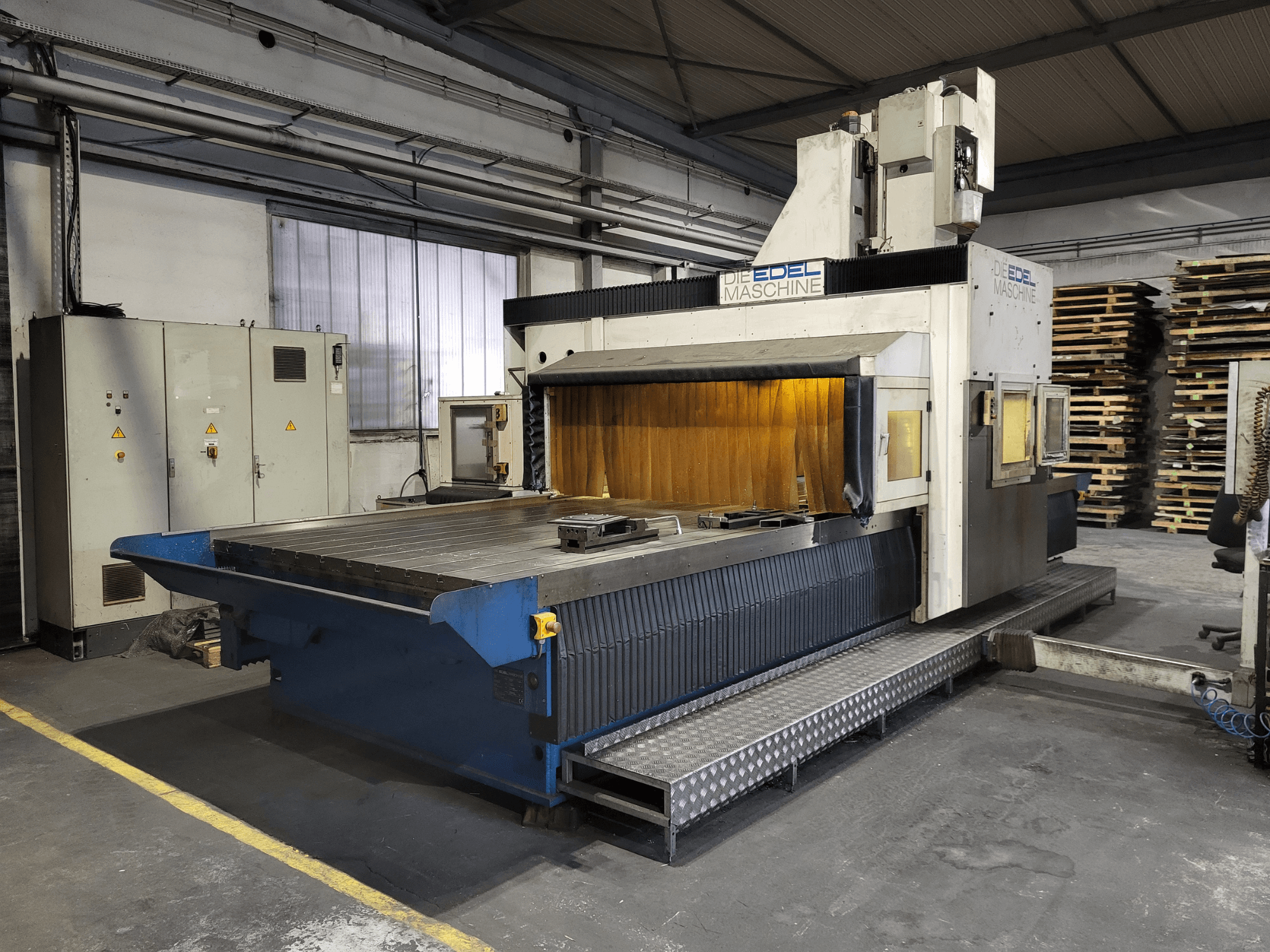 Gantry-jyrsin EDEL Koordimatic XL 4020, etukuva, jossa näkyy suuri työpöytä ja ohjausyksikkö teollisuusympäristössä.