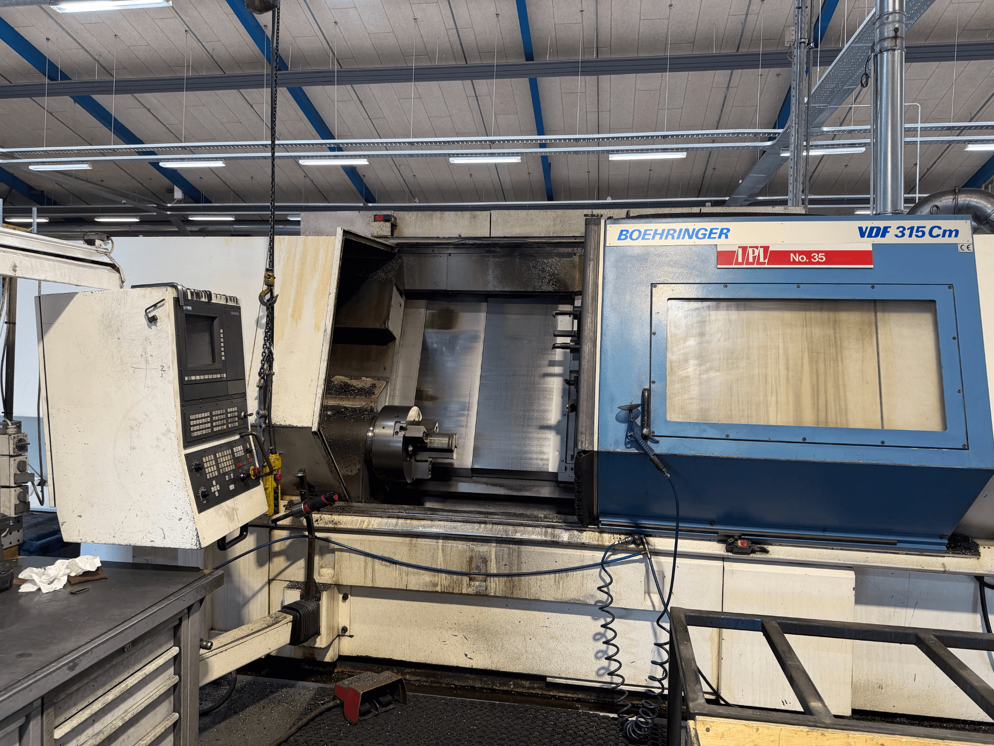 Etukuva BOEHRINGER VDF 315 CM -vaakasorvauskoneesta, jossa on ohjauspaneeli ja avoin työstöalue.