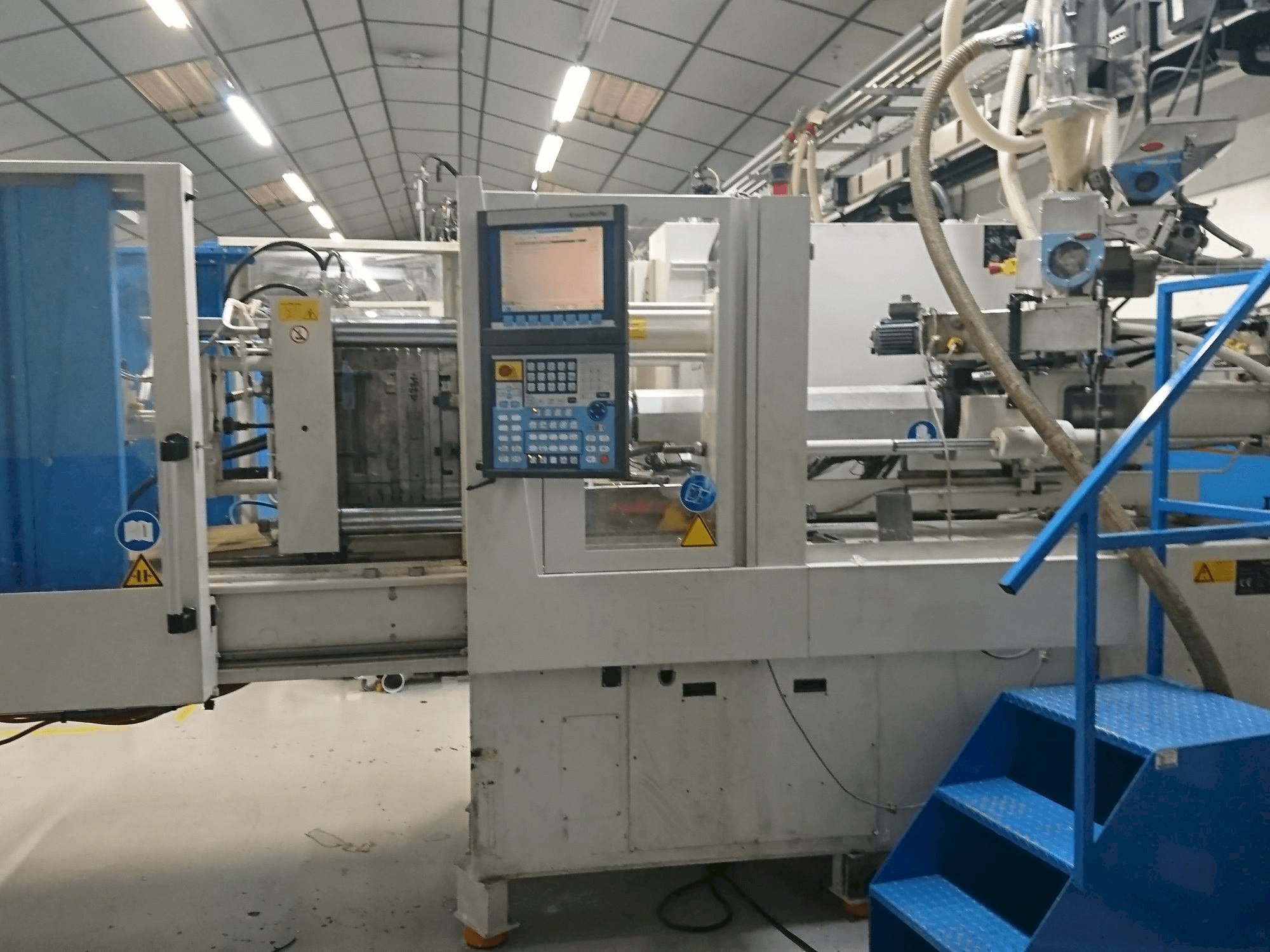 Koneen Krauss Maffei 80-750 CX etunäkymä