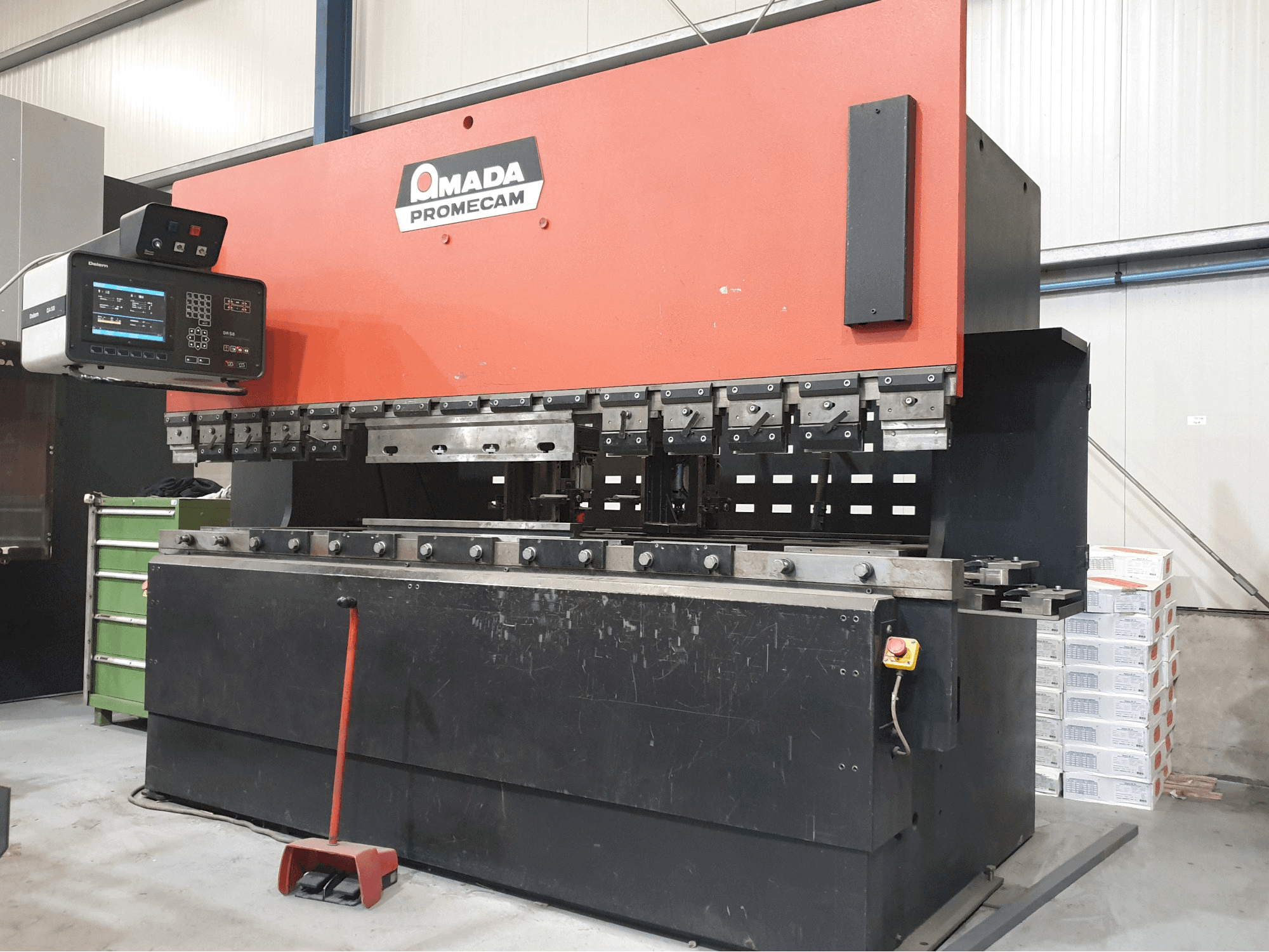 Koneen AMADA vasen näkymä APX 3000 X 100 T