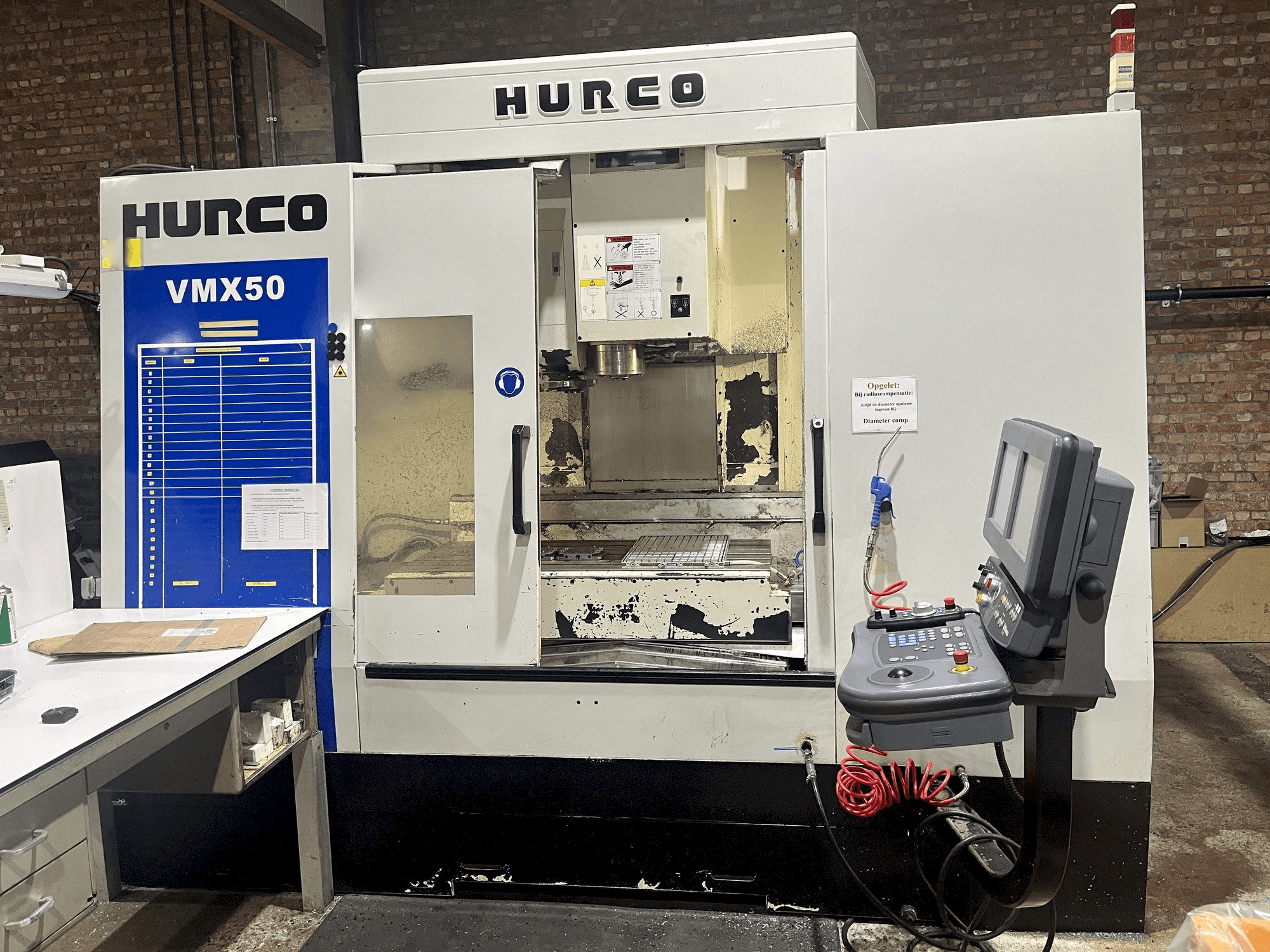 Koneen Hurco VMX50 etunäkymä
