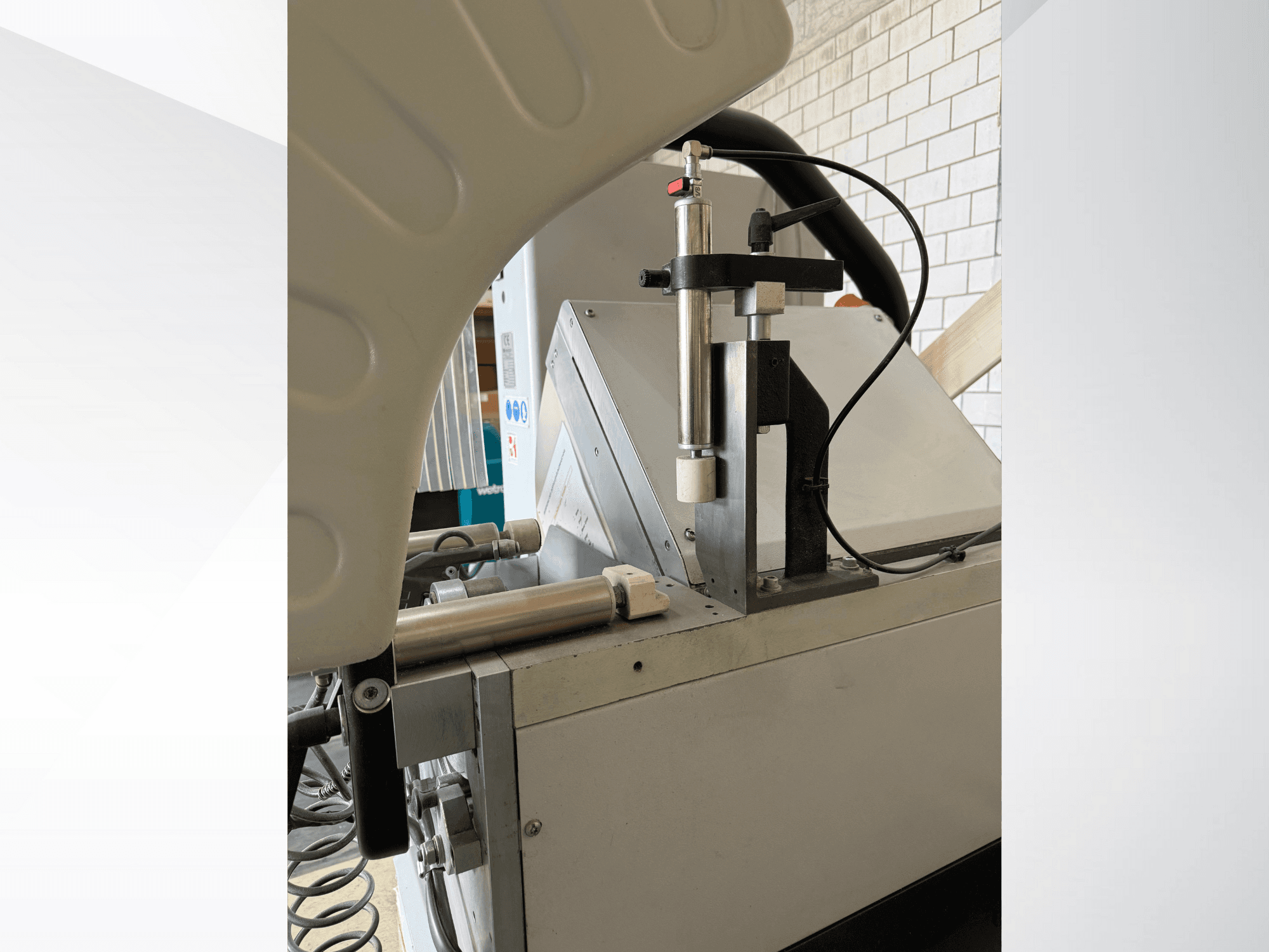 Lähikuva tarkkuusannostelulaitteesta, jossa on pystysuora ruisku, näkyvä tuotemerkin logo ja ohjauspaneeli etukuvassa.