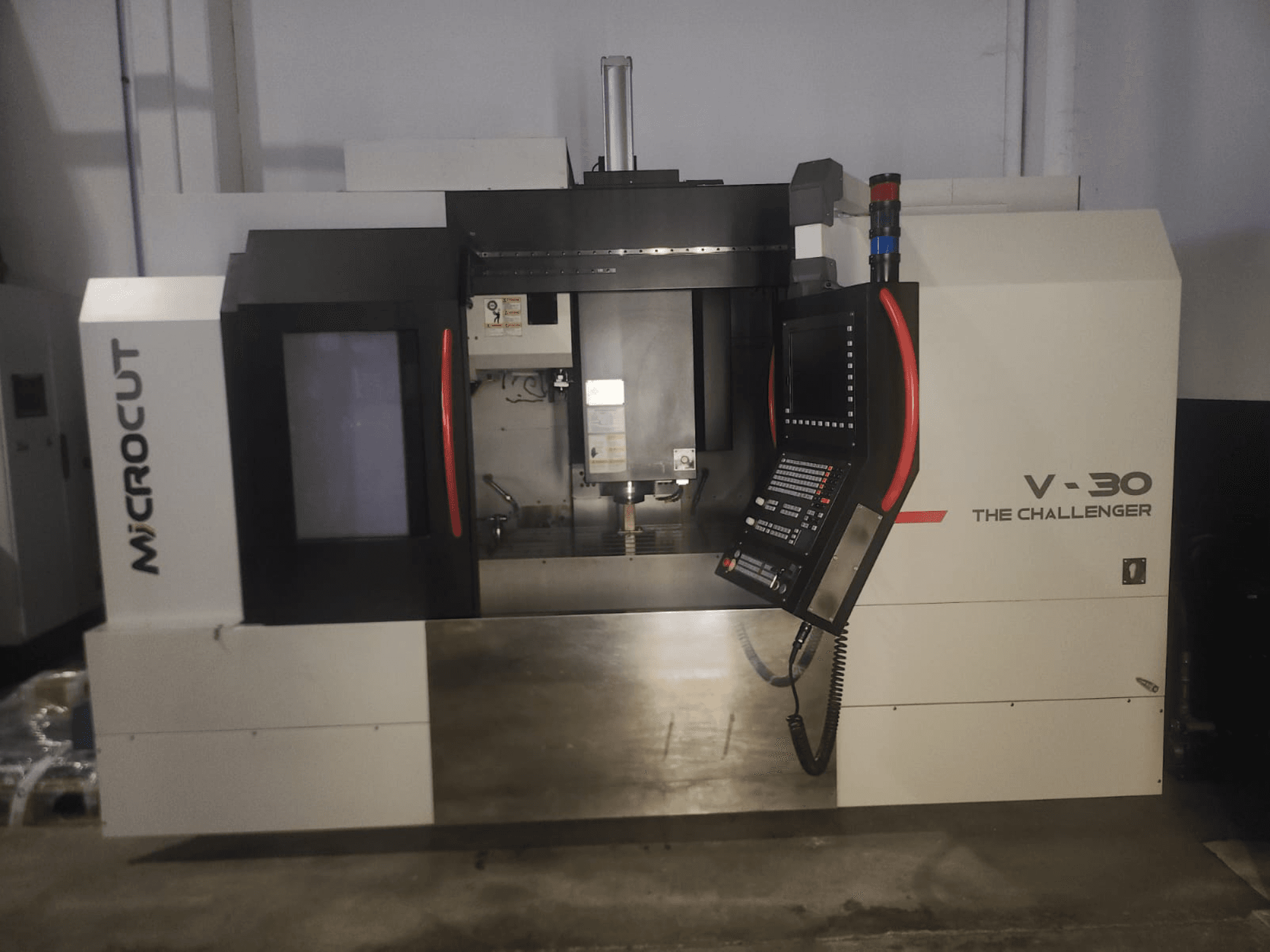 Microcut V-30 Challenger CNC-kone, etukuva, jossa ohjauspaneeli, leikkausalue ja teollisen muotoilun elementit.
