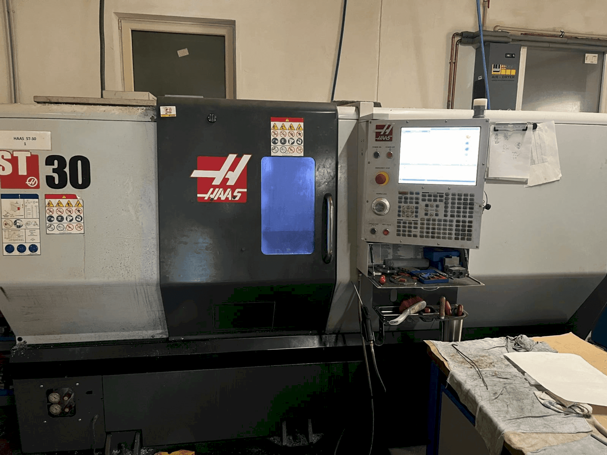 Koneen HAAS ST-30 etunäkymä