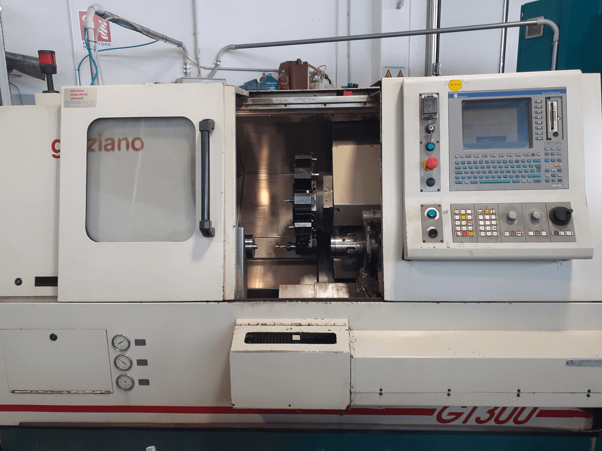 Graziano GT 300 -vaakakone, etunäkymä ohjauspaneelilla ja näkyvällä työstöalueella.