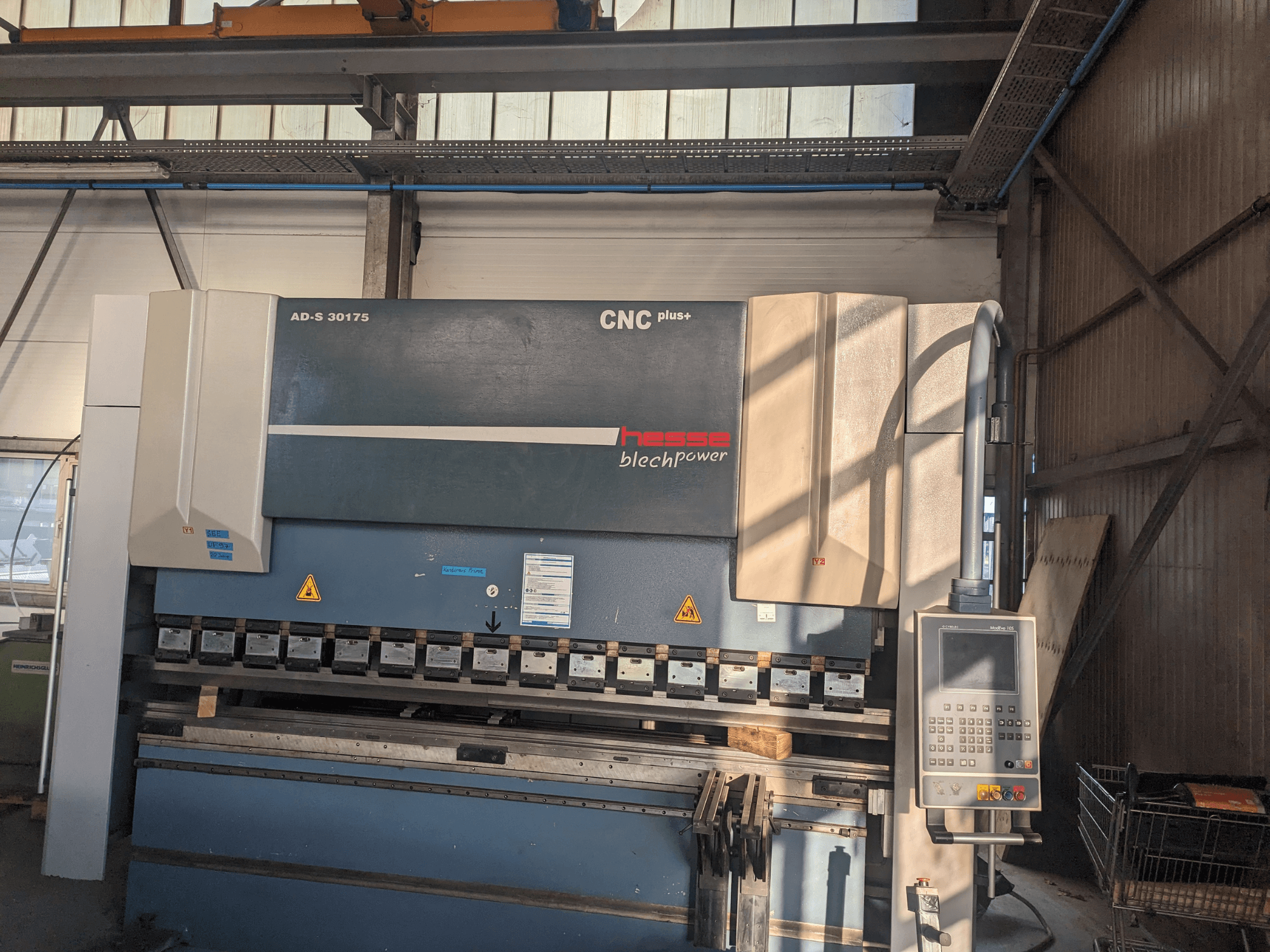 Hesse AD-S 30175 CNC-taivutuskone, etukuva, jossa ohjauspaneeli ja työkalut, työpajaympäristössä.