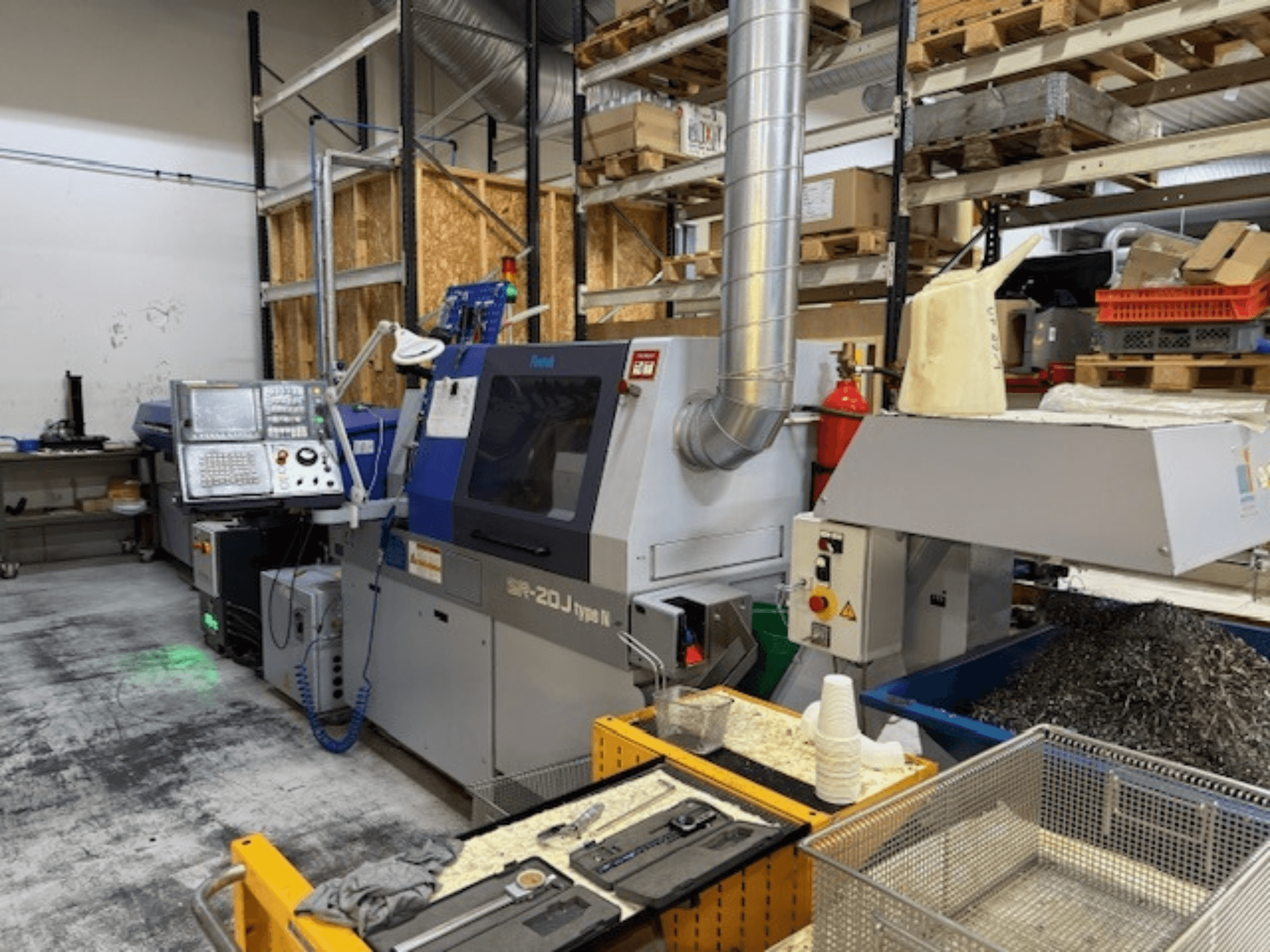 Etukuva Faroh SPR-20J -tyyppisestä N-työstökeskuksesta, jossa on ohjauspaneeli, metallilastuja ja turvalaitteita työpajassa.