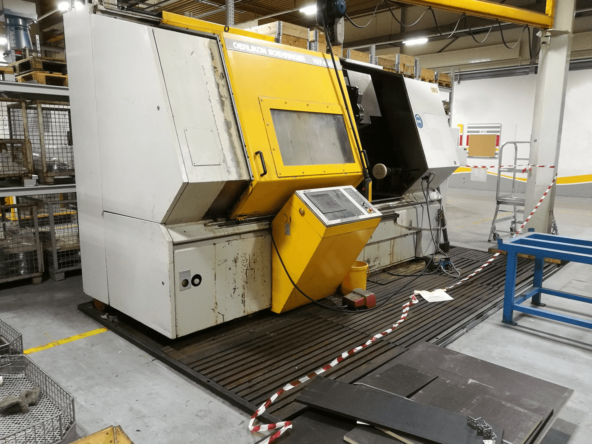 Koneen OERLIKON BOEHRINGER vasen näkymäVDF400C-F