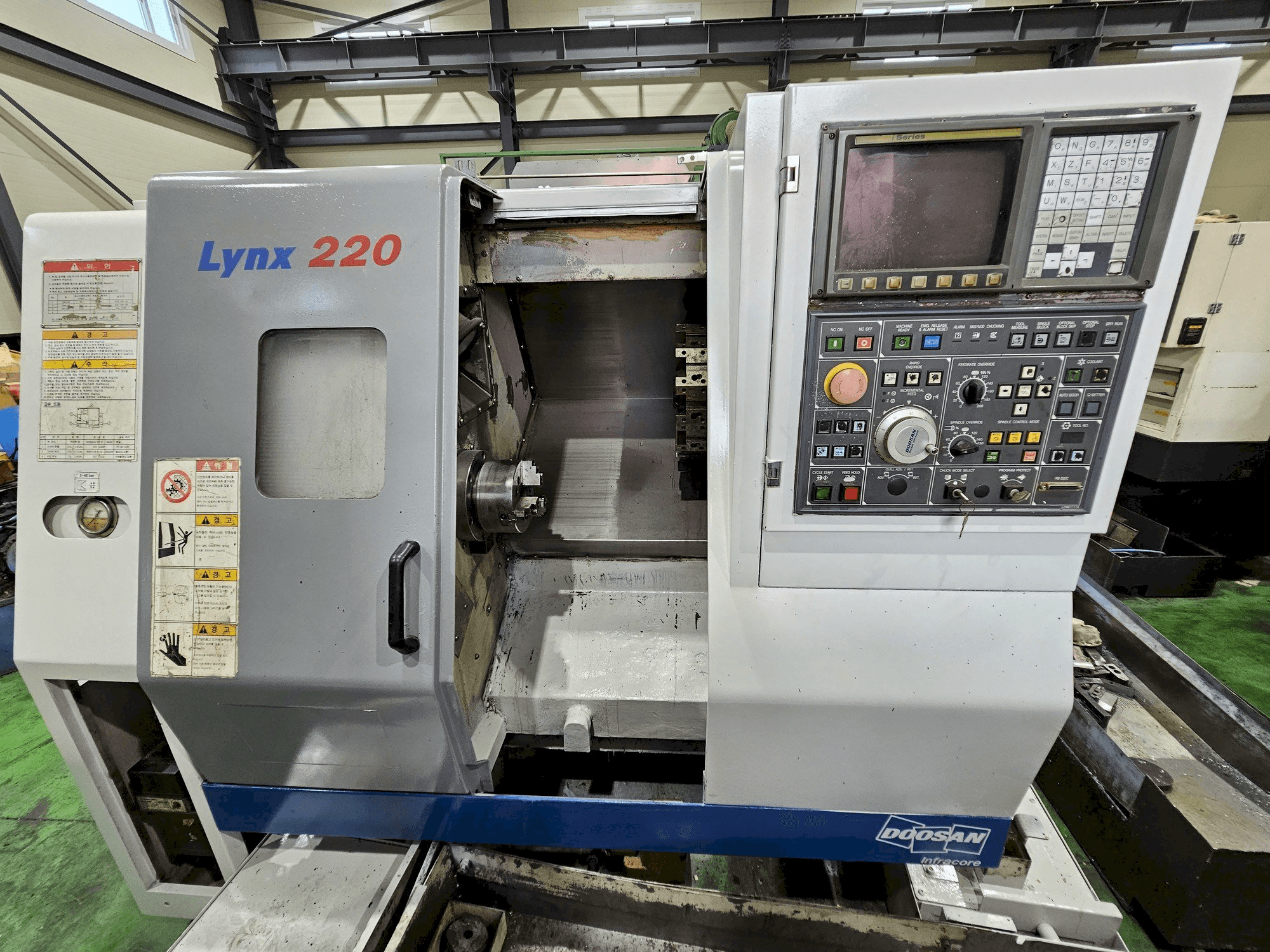 Koneen Doosan Lynx 220A etunäkymä