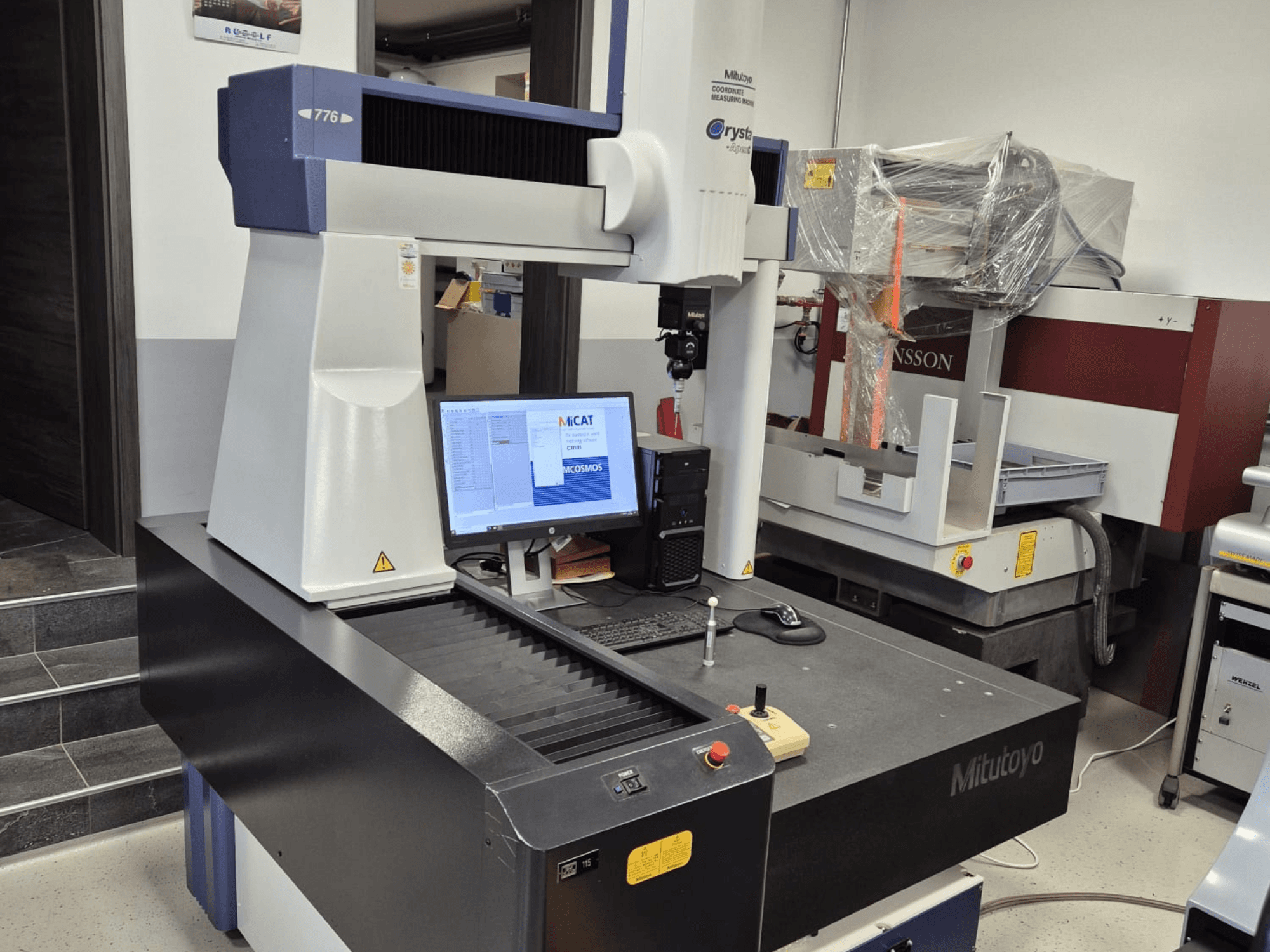 Mitutoyo 776 -koordinaattimittauskone etukuvassa, jossa on näkyvissä mittausohjelmiston näyttö ja hallintalaitteet.