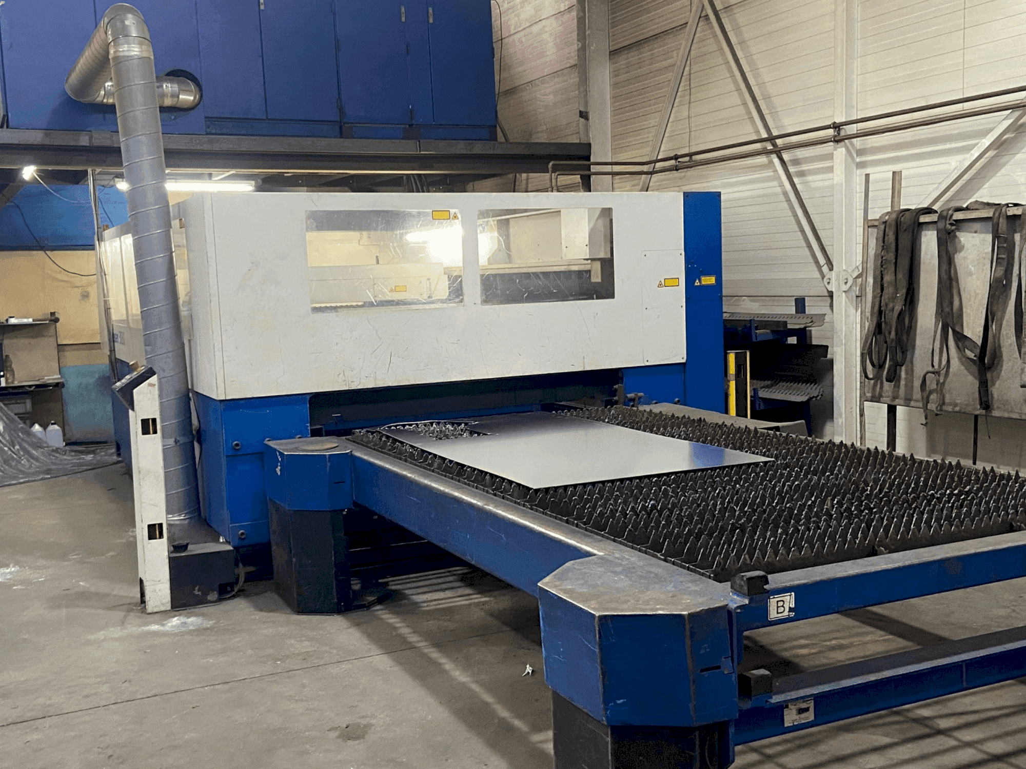 Koneen TRUMPF TruLaser 3030 etunäkymä