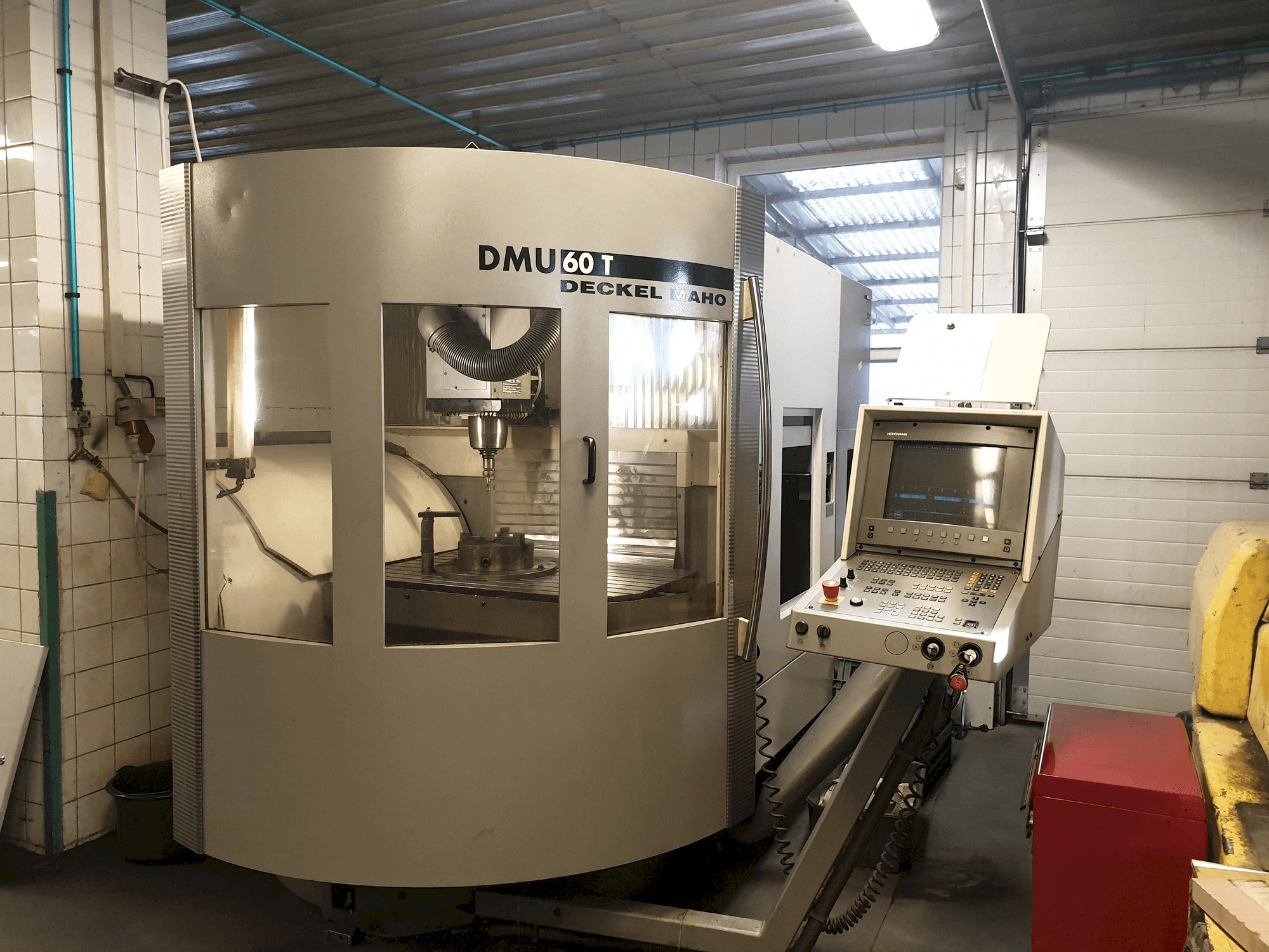 Koneen DECKEL MAHO DMU 60T etunäkymä