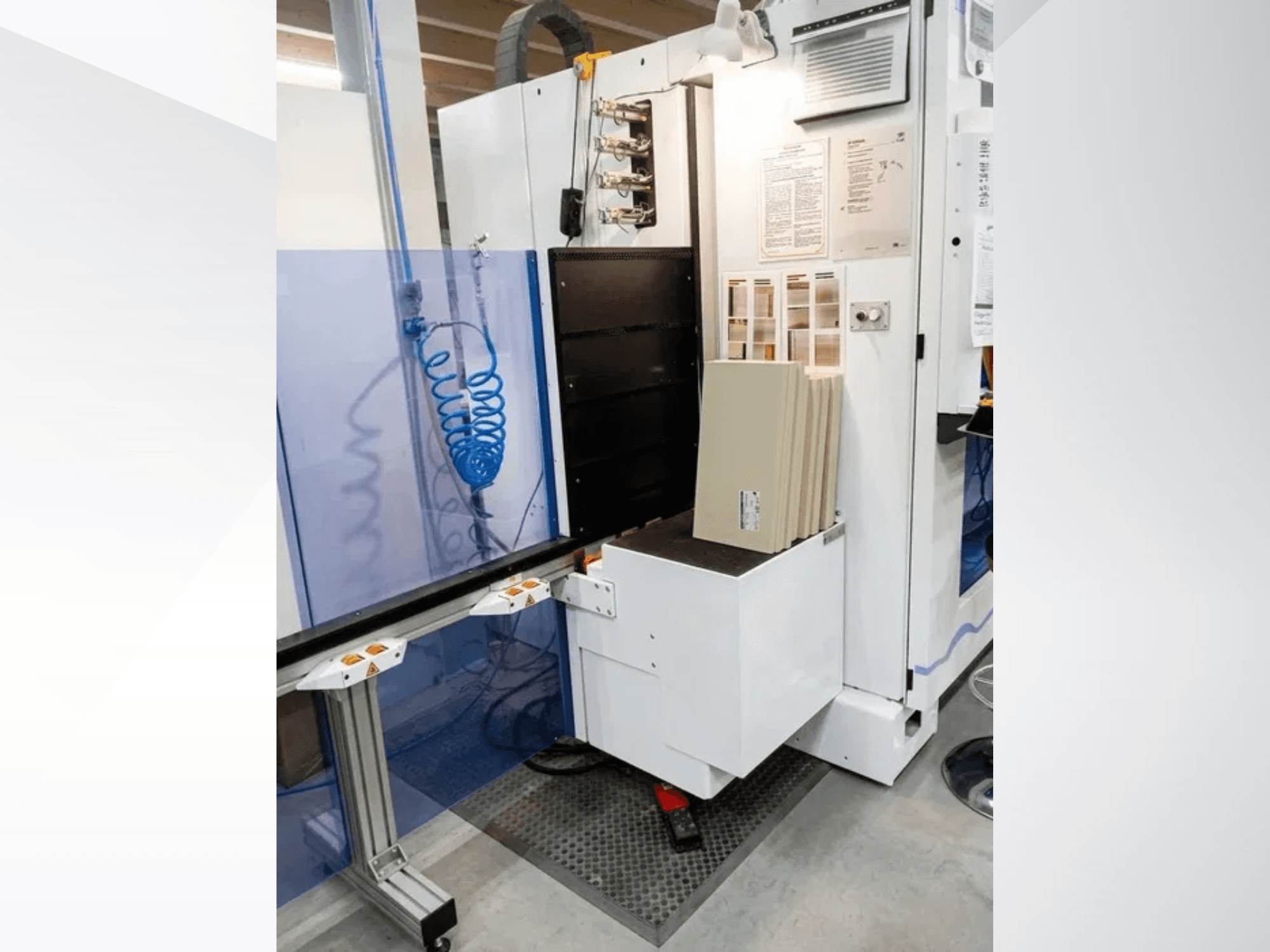 HOMAG OPTIMAT BHX 200 CNC-työstökeskus, etunäkymä, jossa näkyvät ohjauspaneeli ja materiaalin latausalue.