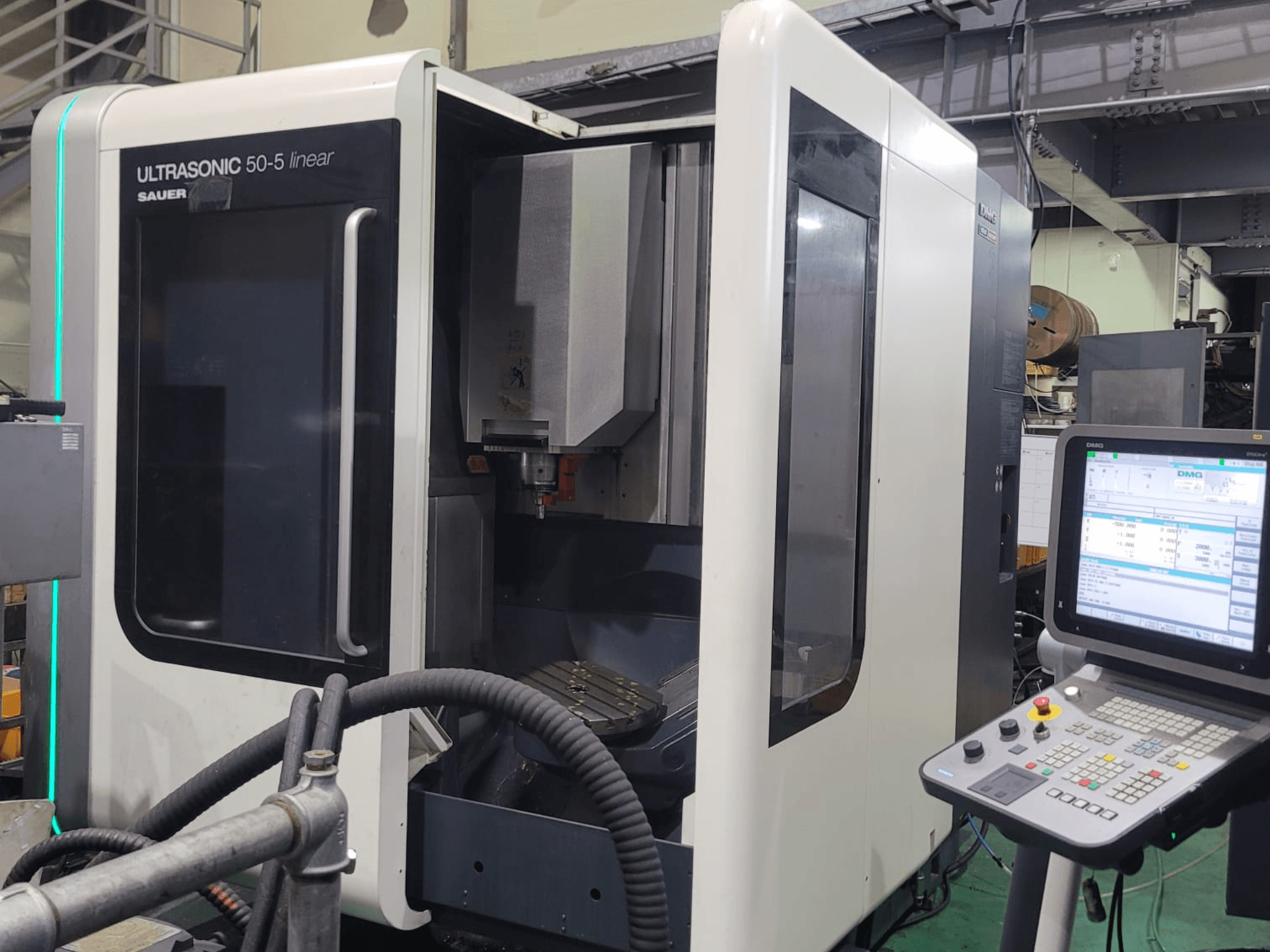 DMG ULTRASONIC 50-5 Lineaarinen yleiskoneistuskeskus, etukuva, jossa ohjauspaneeli ja näkyvä työalue.