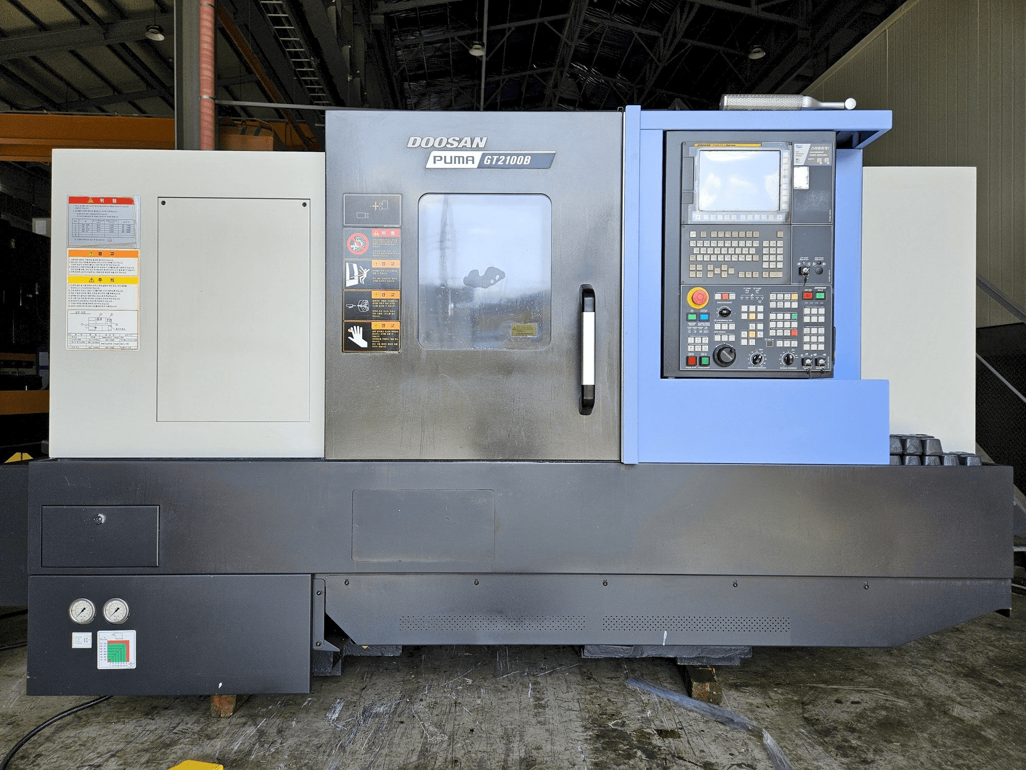 Koneen DOOSAN GT2100B etunäkymä