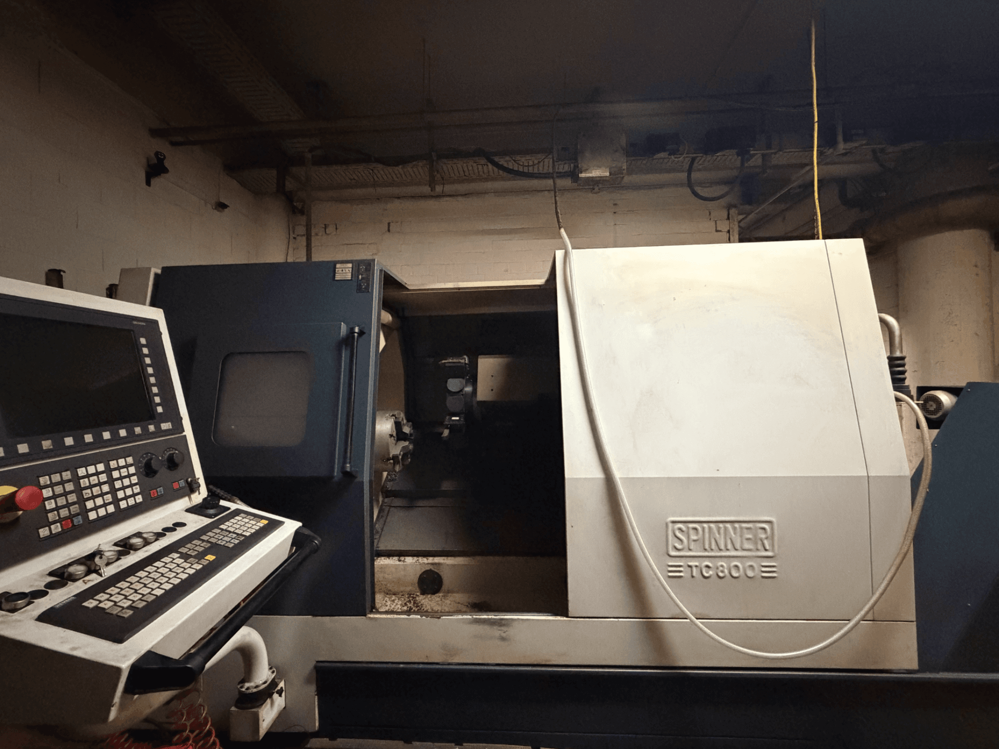Vaakasuora sorvauskone SPINNER TC800, etukuva, jossa ohjauspaneeli näkyvissä ja koneen sisätilat hieman näkyvissä.
