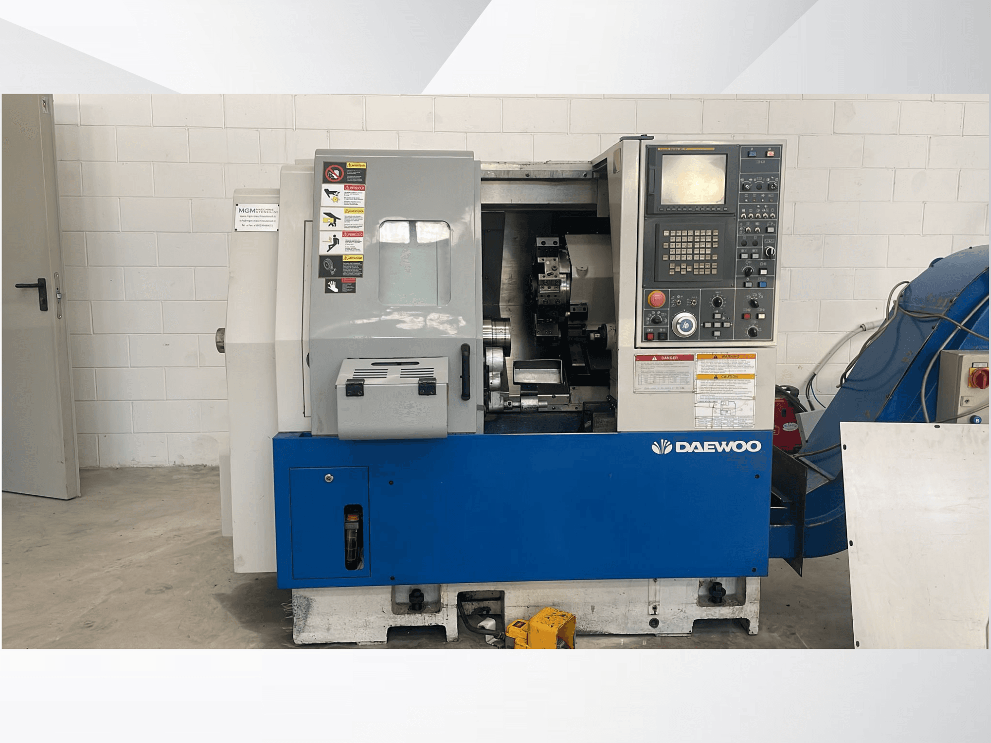 DAEWOO Lynx 210B vaakasuuntainen sorvauskone edestä katsottuna, jossa on ohjauspaneeli ja näkyvä koneisto.