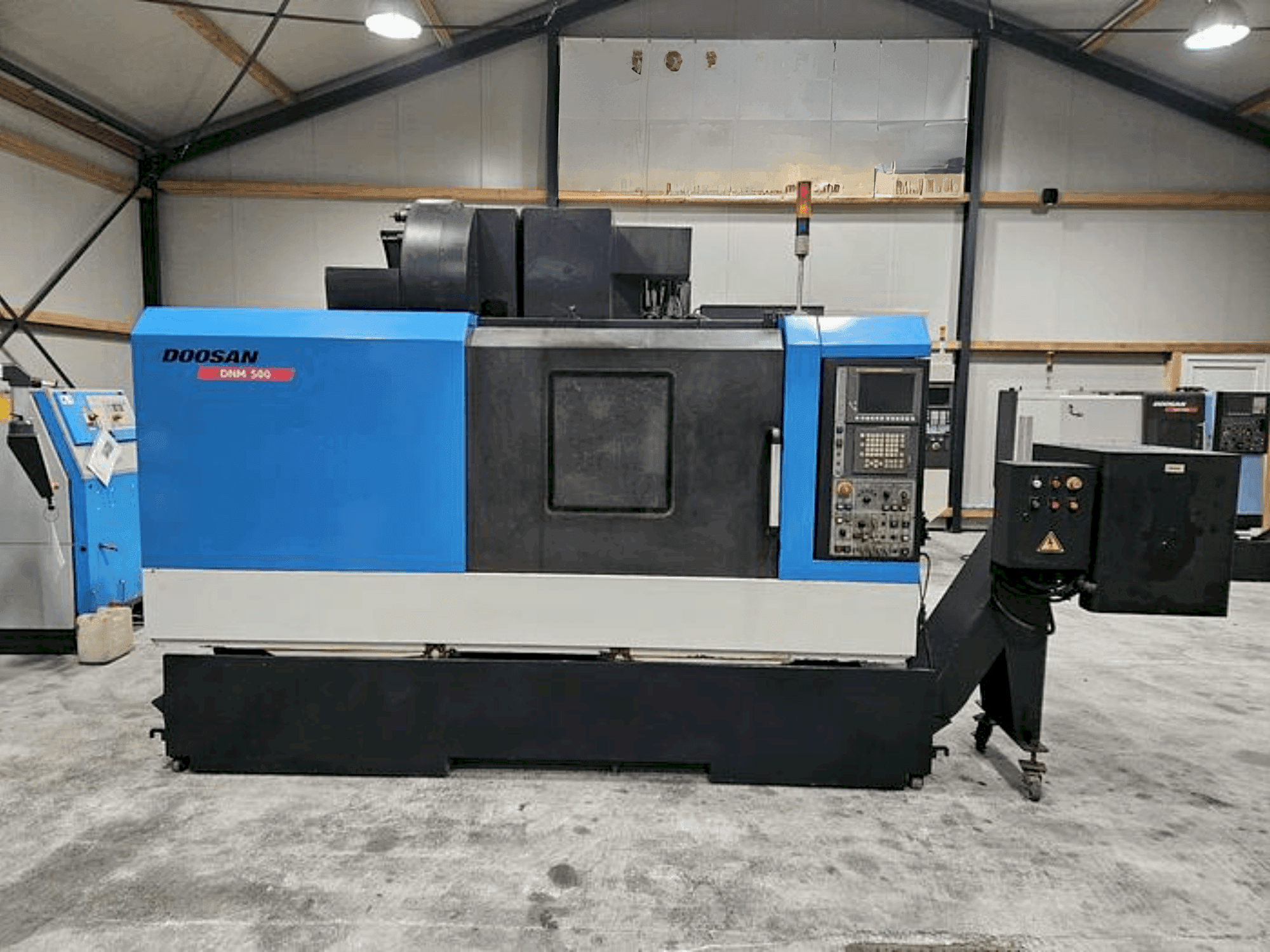 Koneen DOOSAN DNM 500 etunäkymä