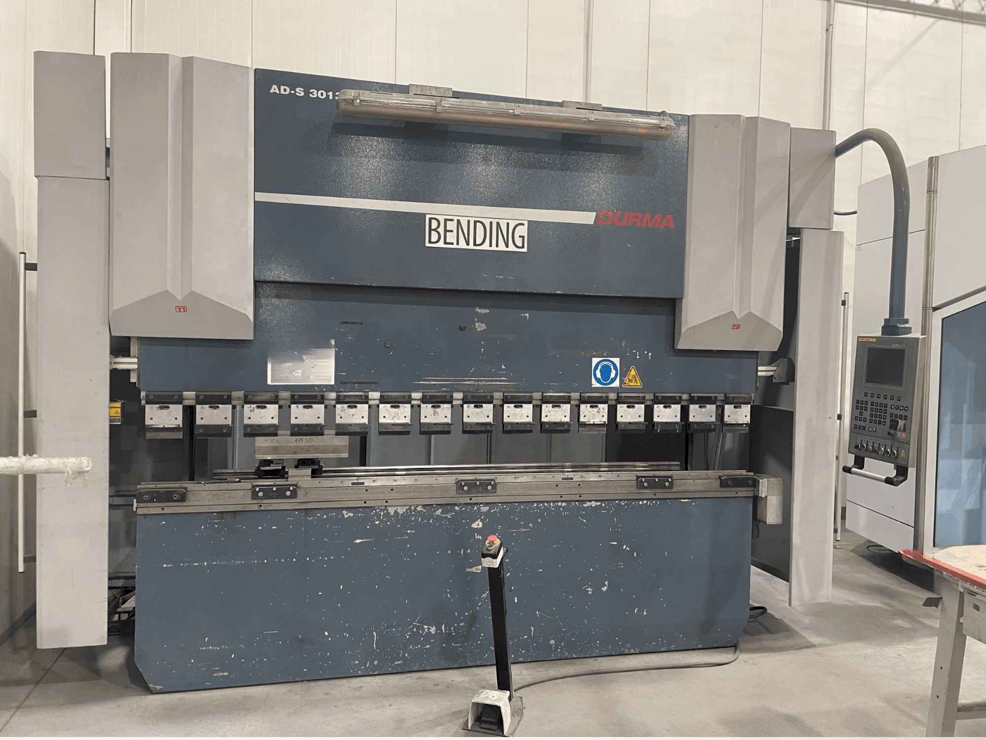 Koneen Durma AD-S 30135 etunäkymä