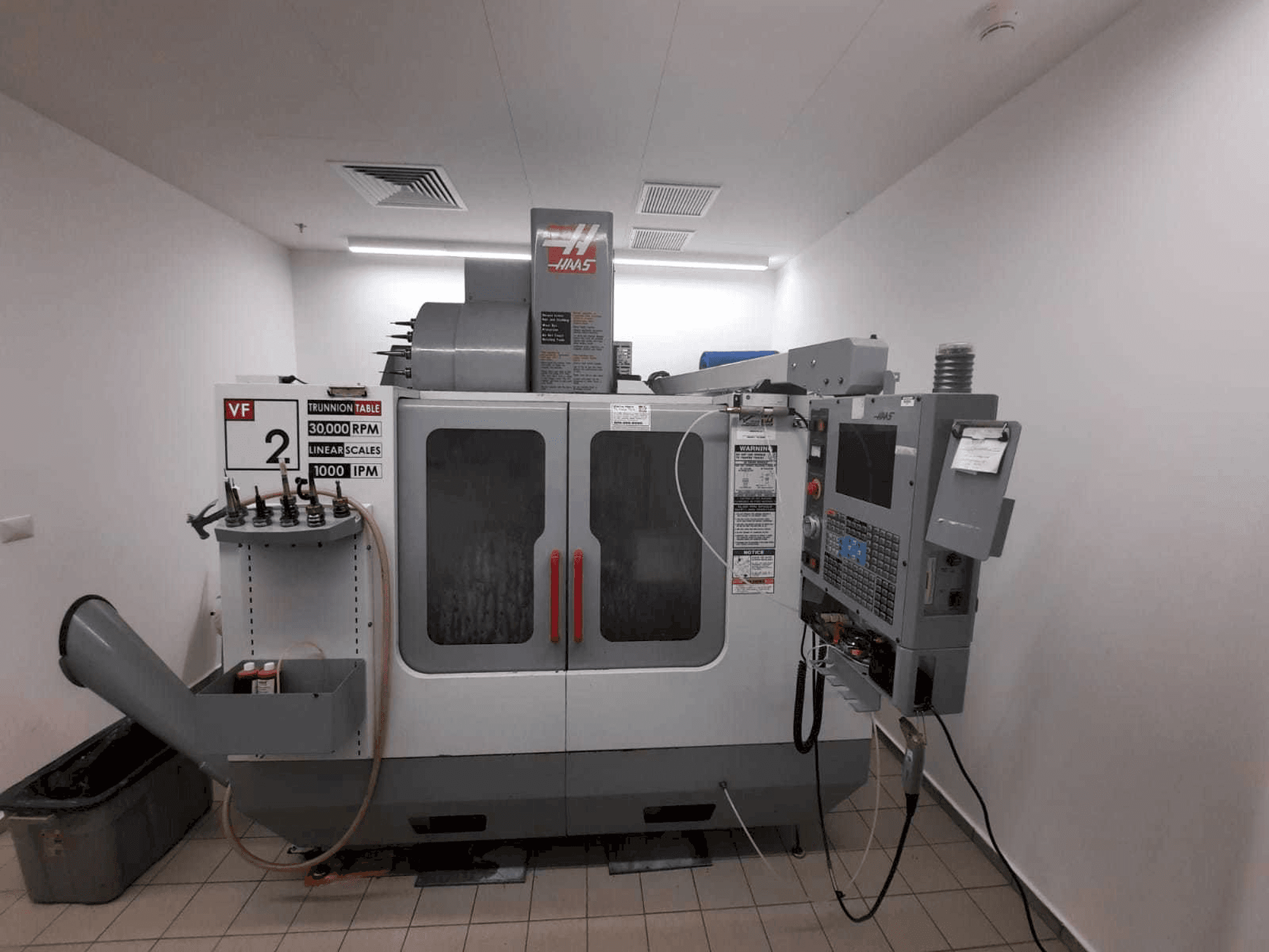 Koneen HAAS VF2 etunäkymä