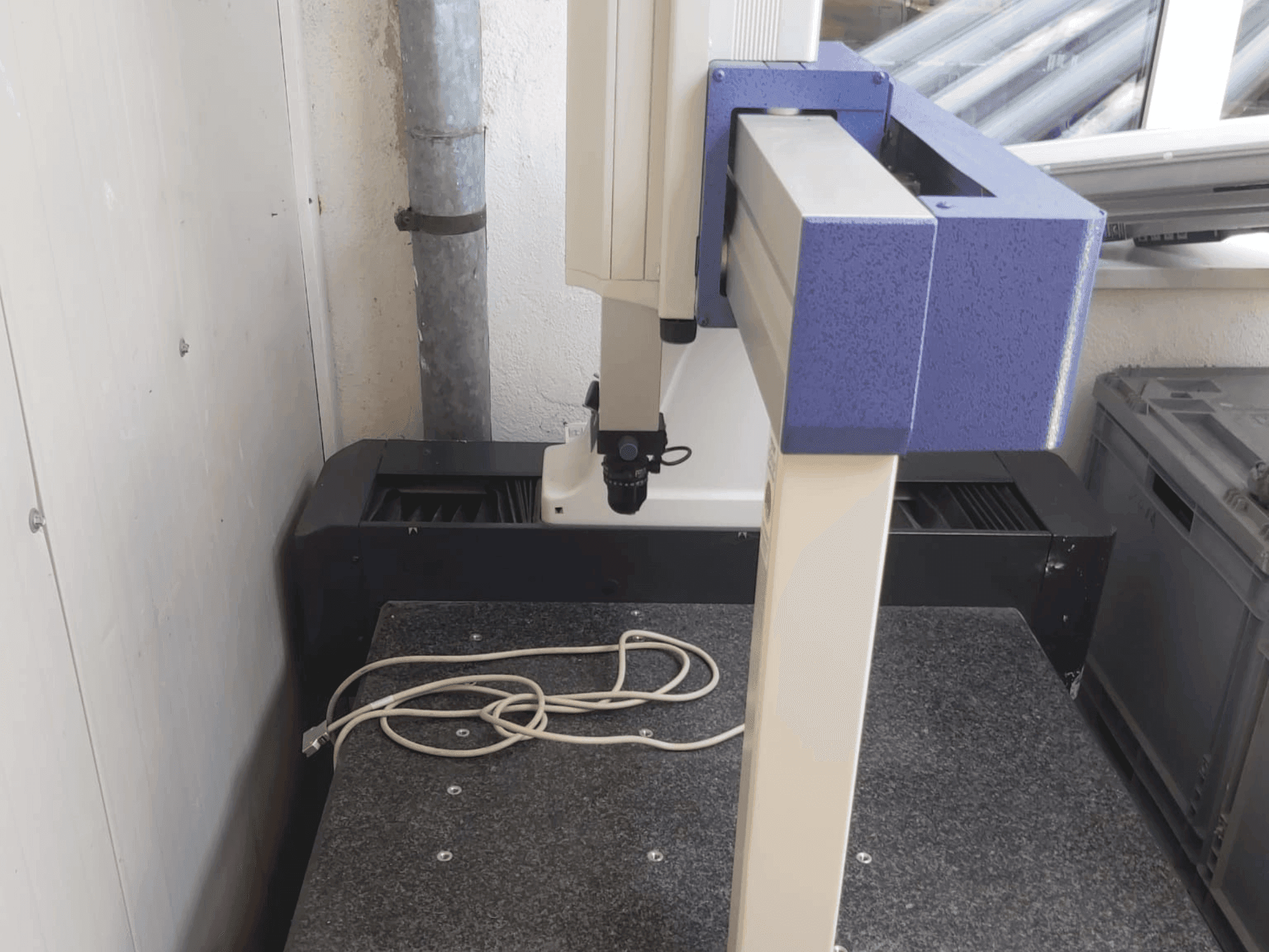 Koneen Mitutoyo Crysta-Plus M443 etunäkymä