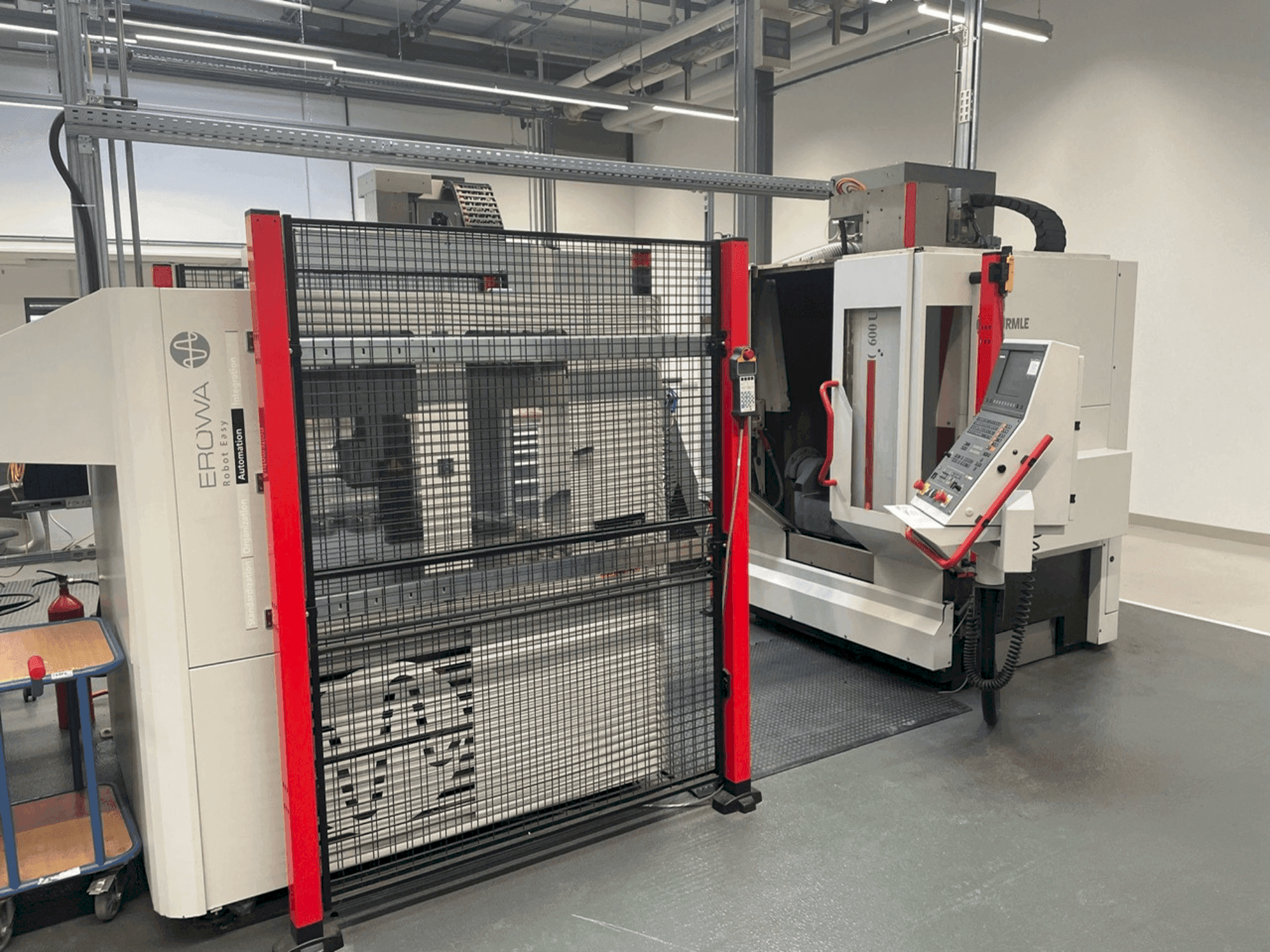 Koneen HERMLE C 600-U + EROWA Robot easy automation etunäkymä