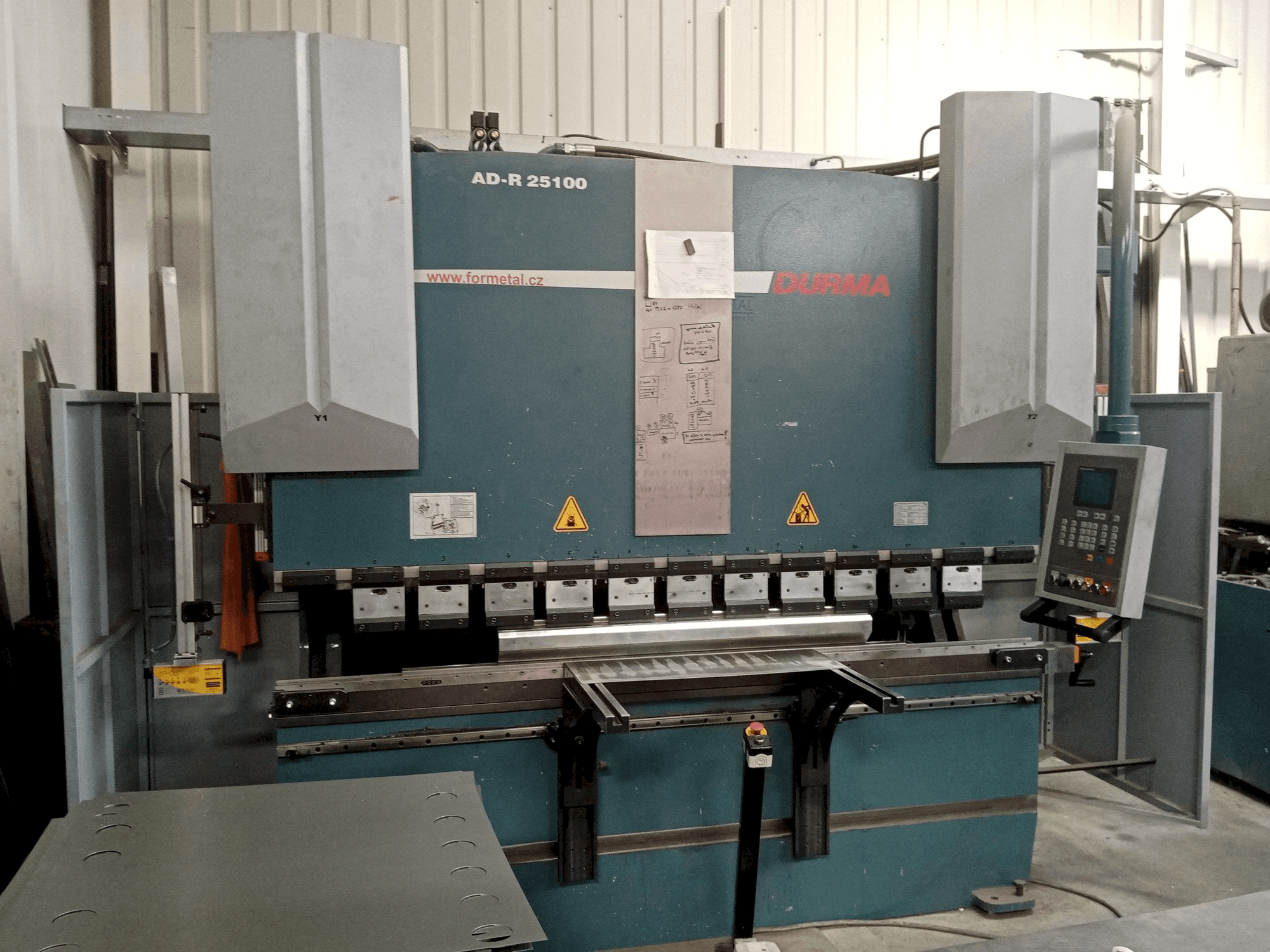 Koneen Durma AD-R 25100 etunäkymä