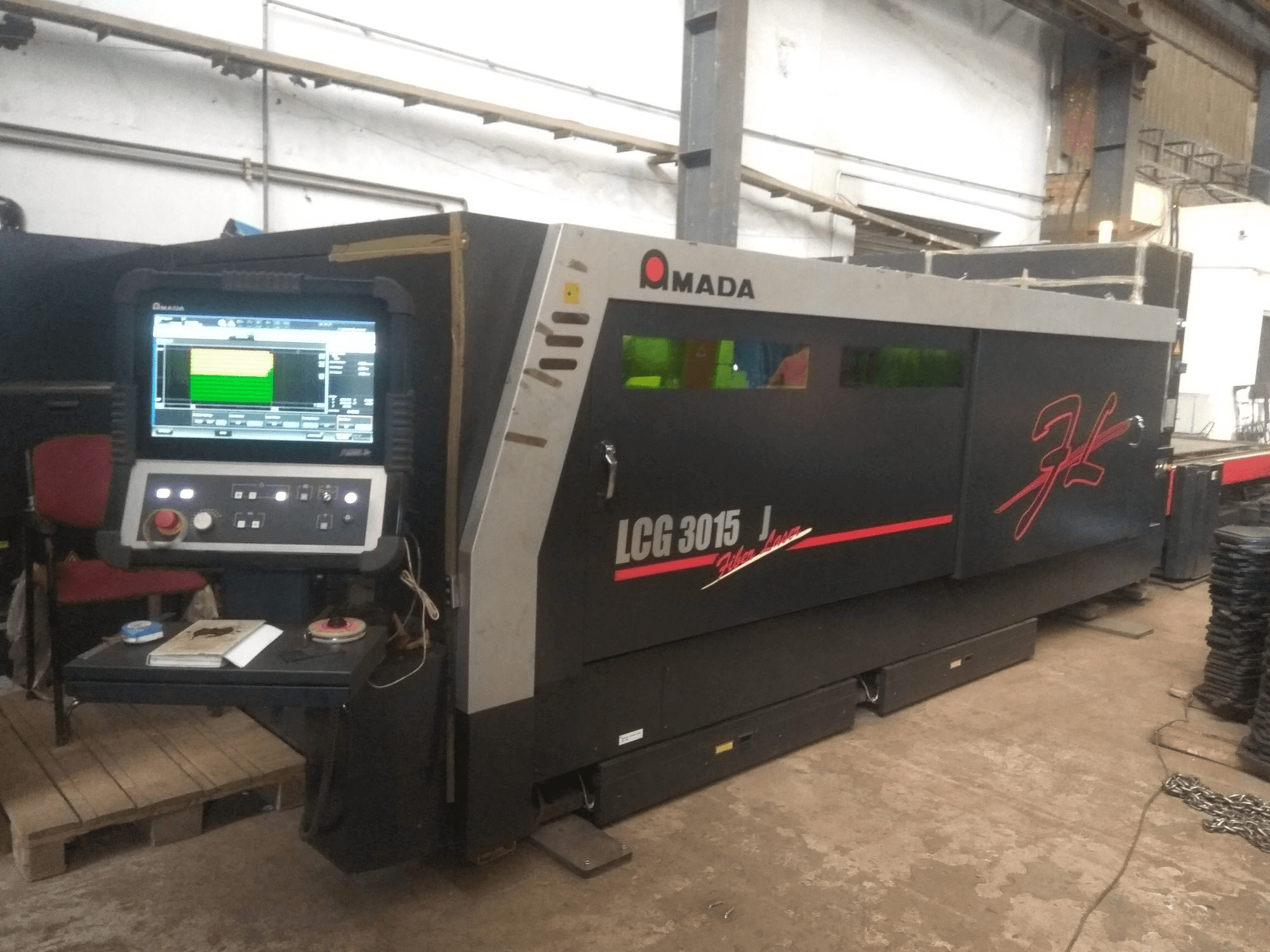 Koneen AMADA LCG3015AJ etunäkymä