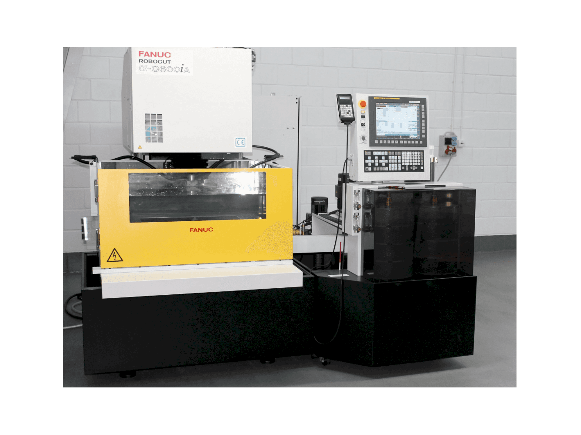 Koneen FANUC RoboCut Alfa C600iA etunäkymä