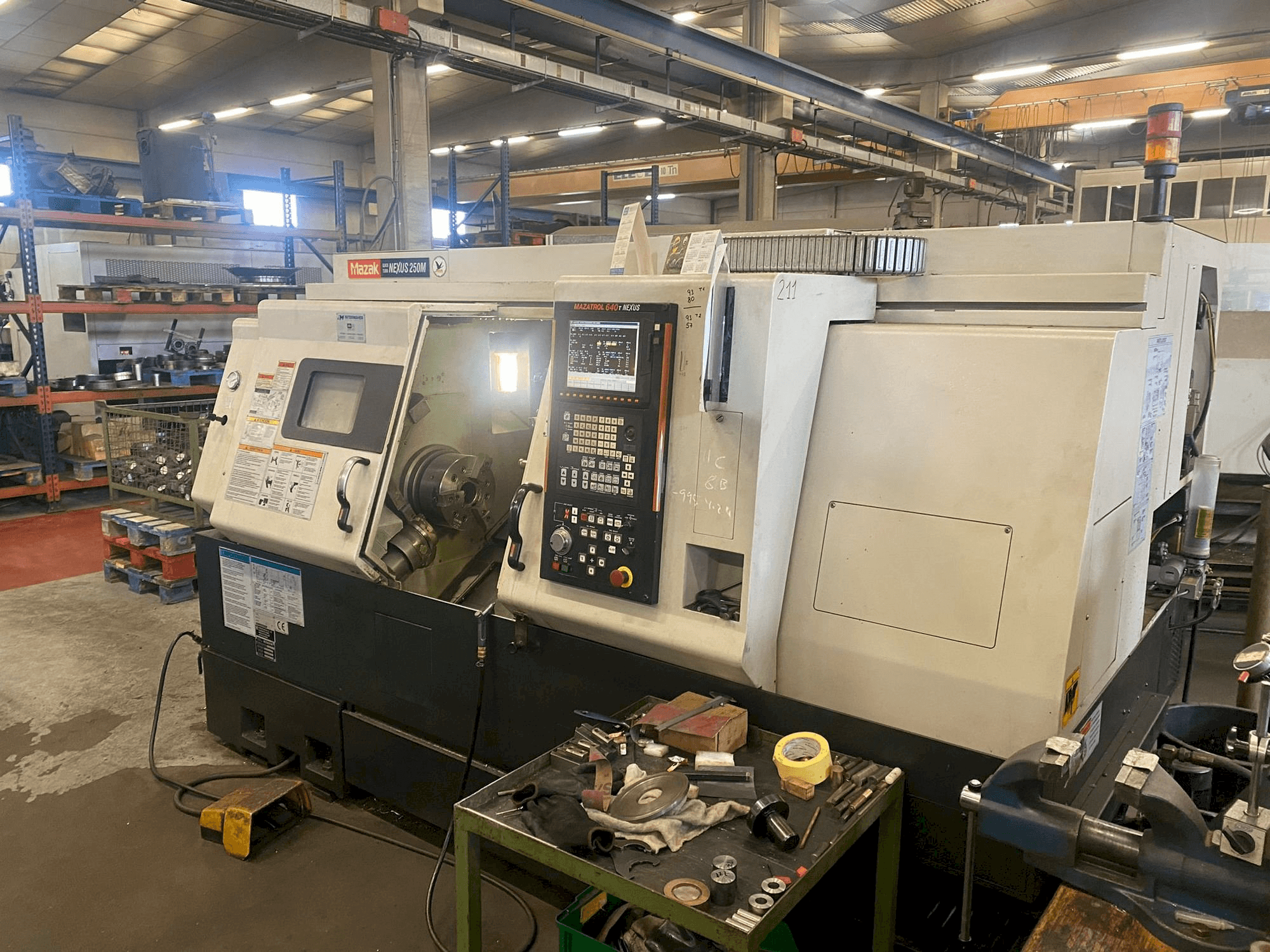 Koneen Mazak QTN-250M etunäkymä