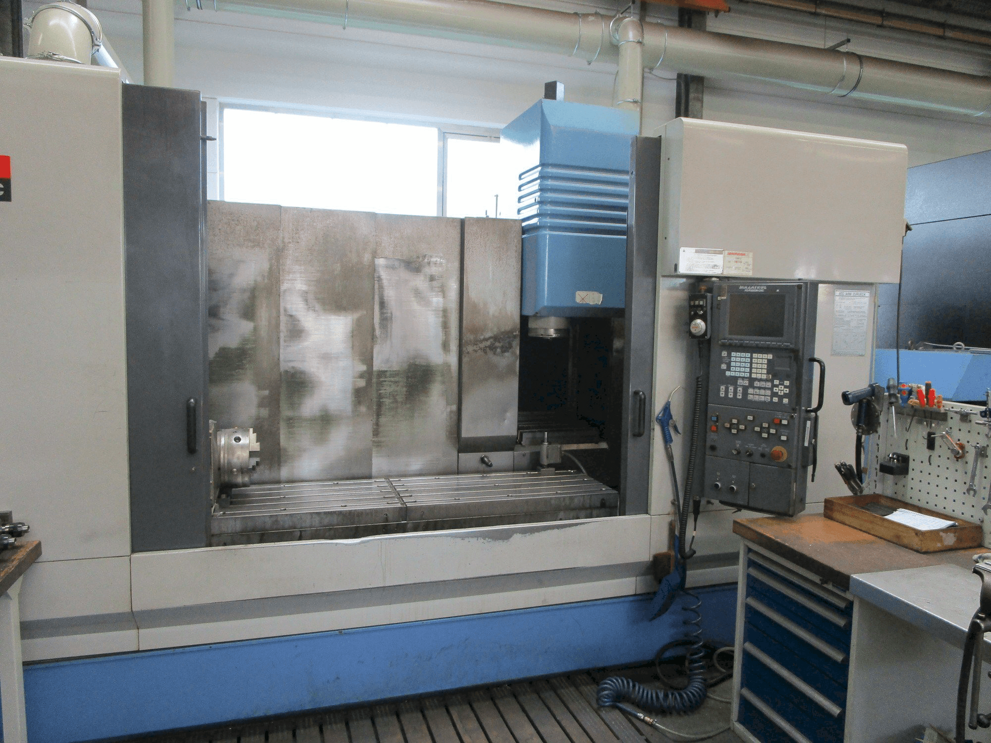Koneen Mazak VTC 200 C etunäkymä
