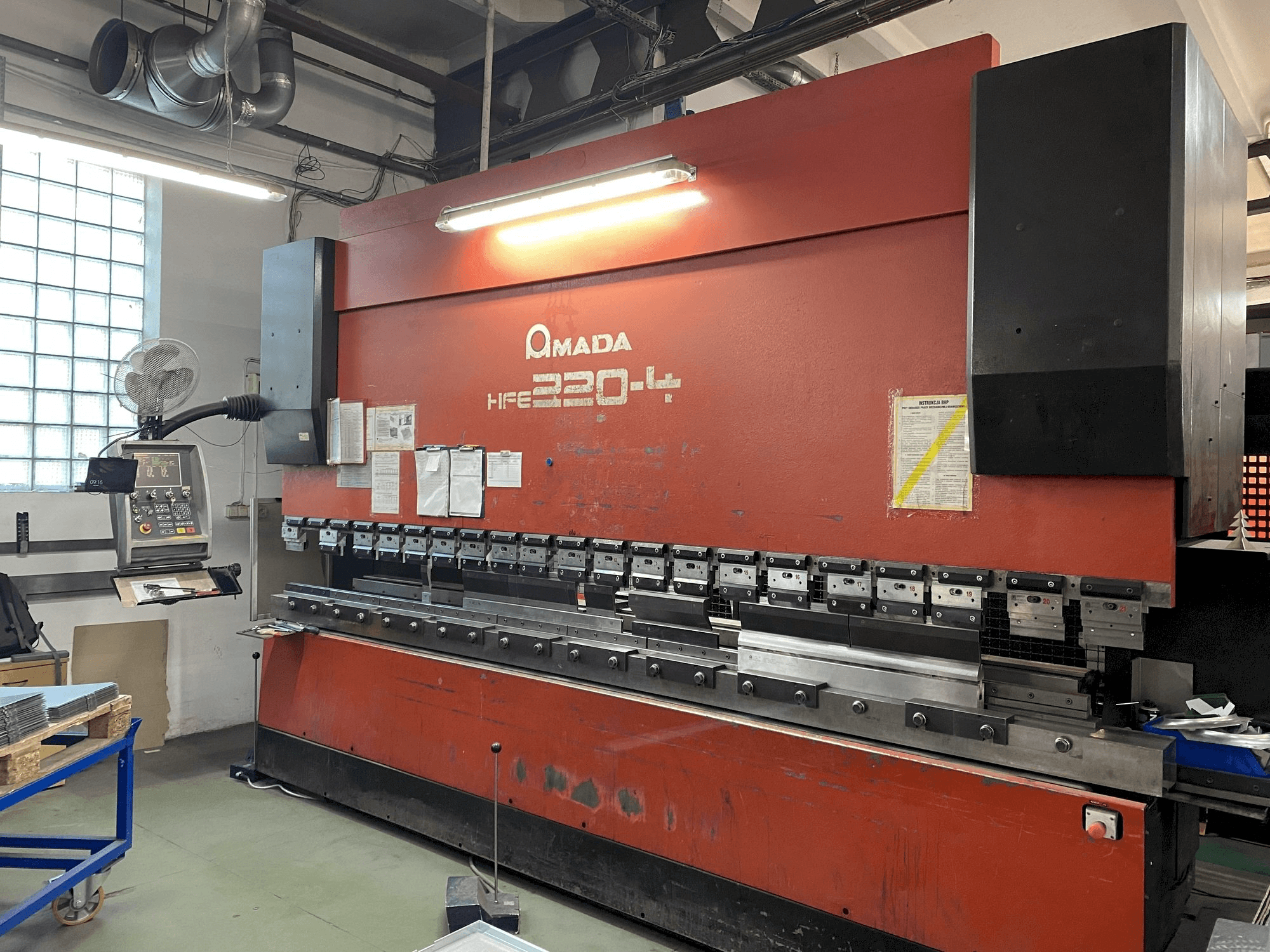 Koneen AMADA HFE 220-4 etunäkymä