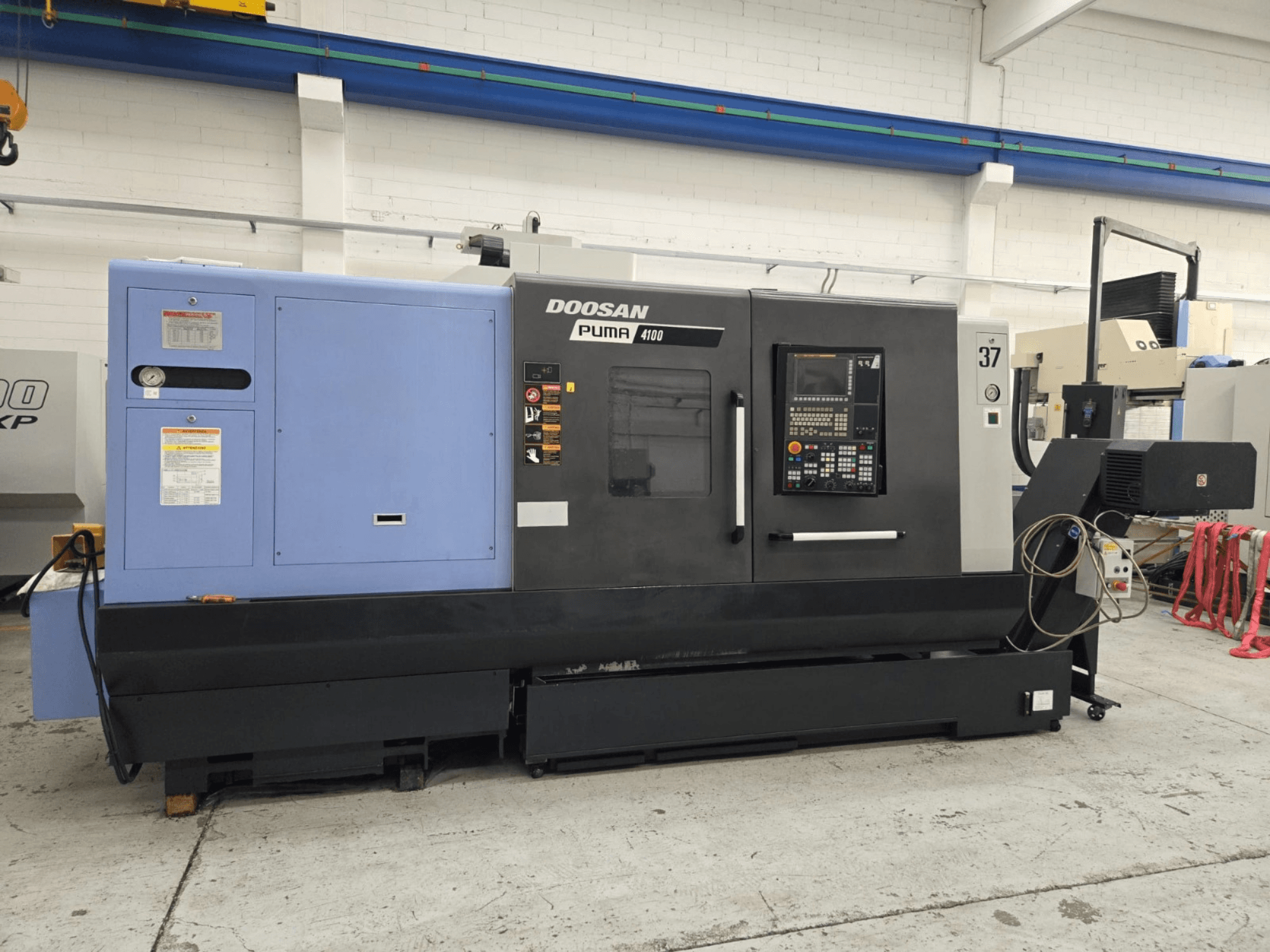 Doosan Puma 4100 CNC-sorvi, etukuva; siinä on ohjauspaneeli, sininen voimayksikkö ja yksityiskohtaiset merkinnät käytön opastusta varten.