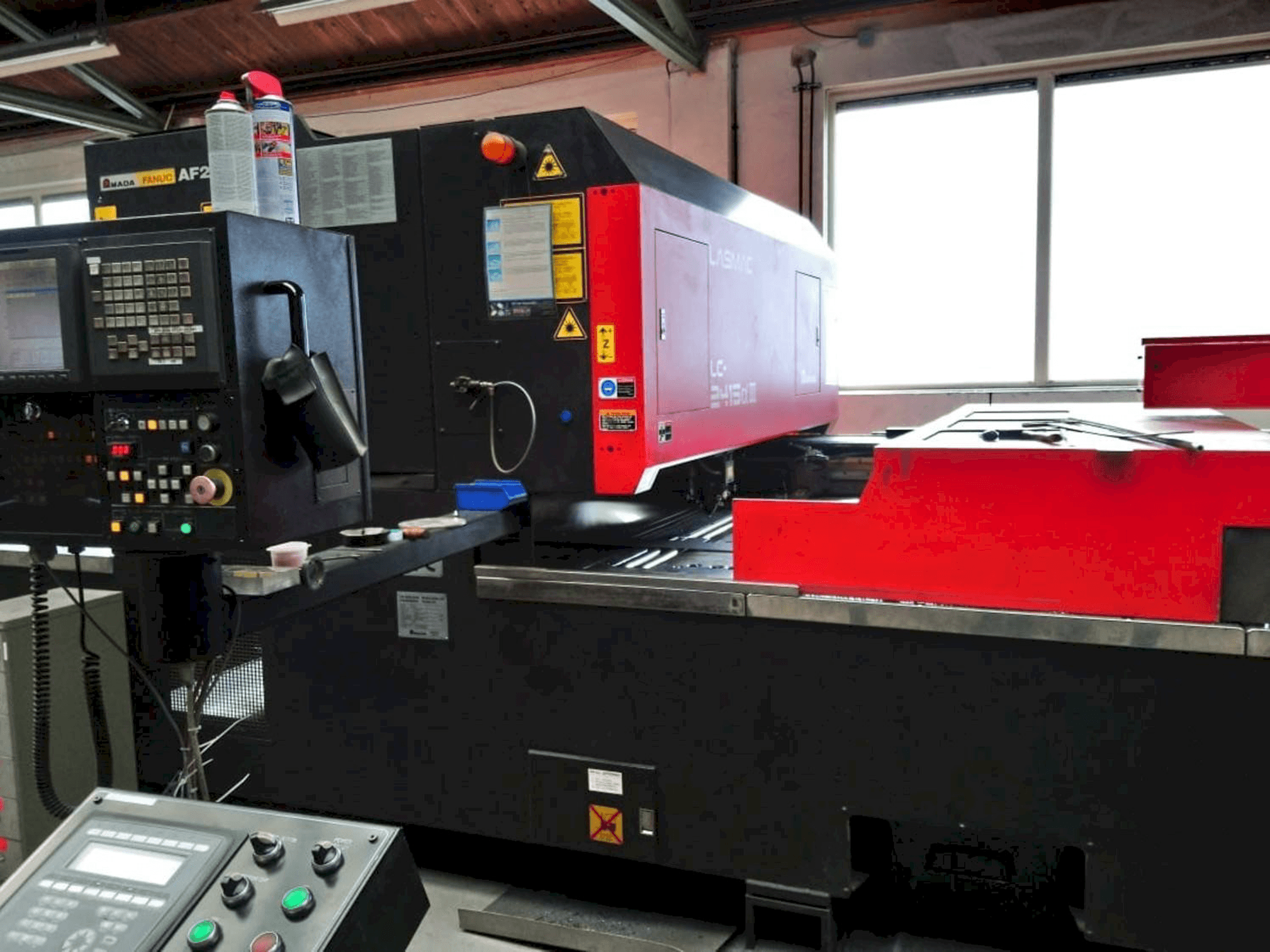 Koneen AMADA LC2415 ALPHA III etunäkymä