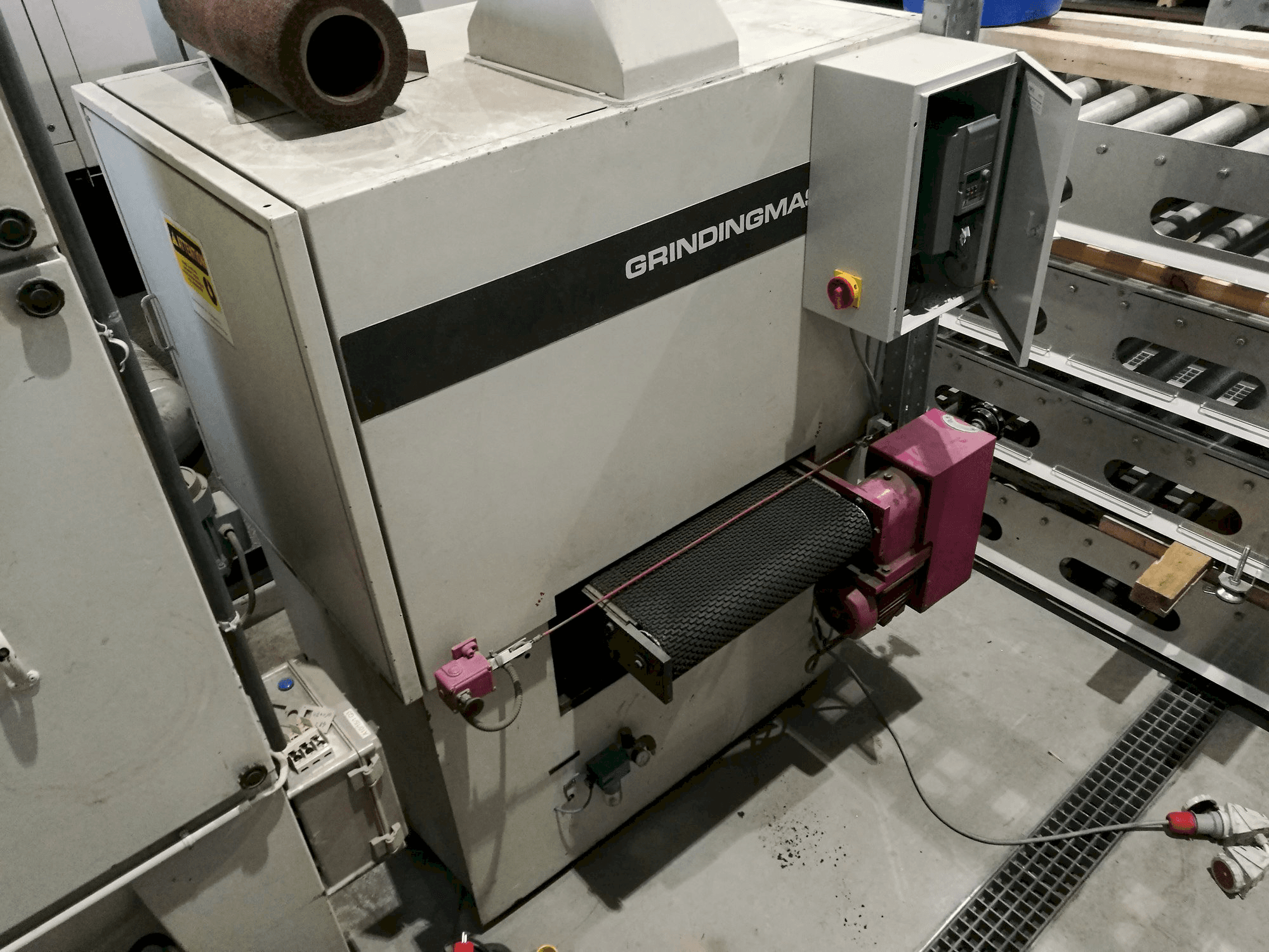 Koneen GRINDINGMASTER MCSB2-600 vasen näkymä