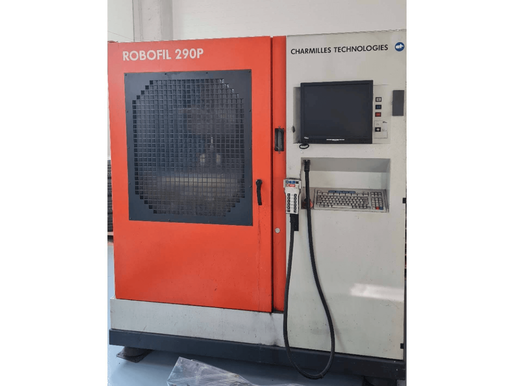 Koneen CHARMILLES Robofil 290P etunäkymä