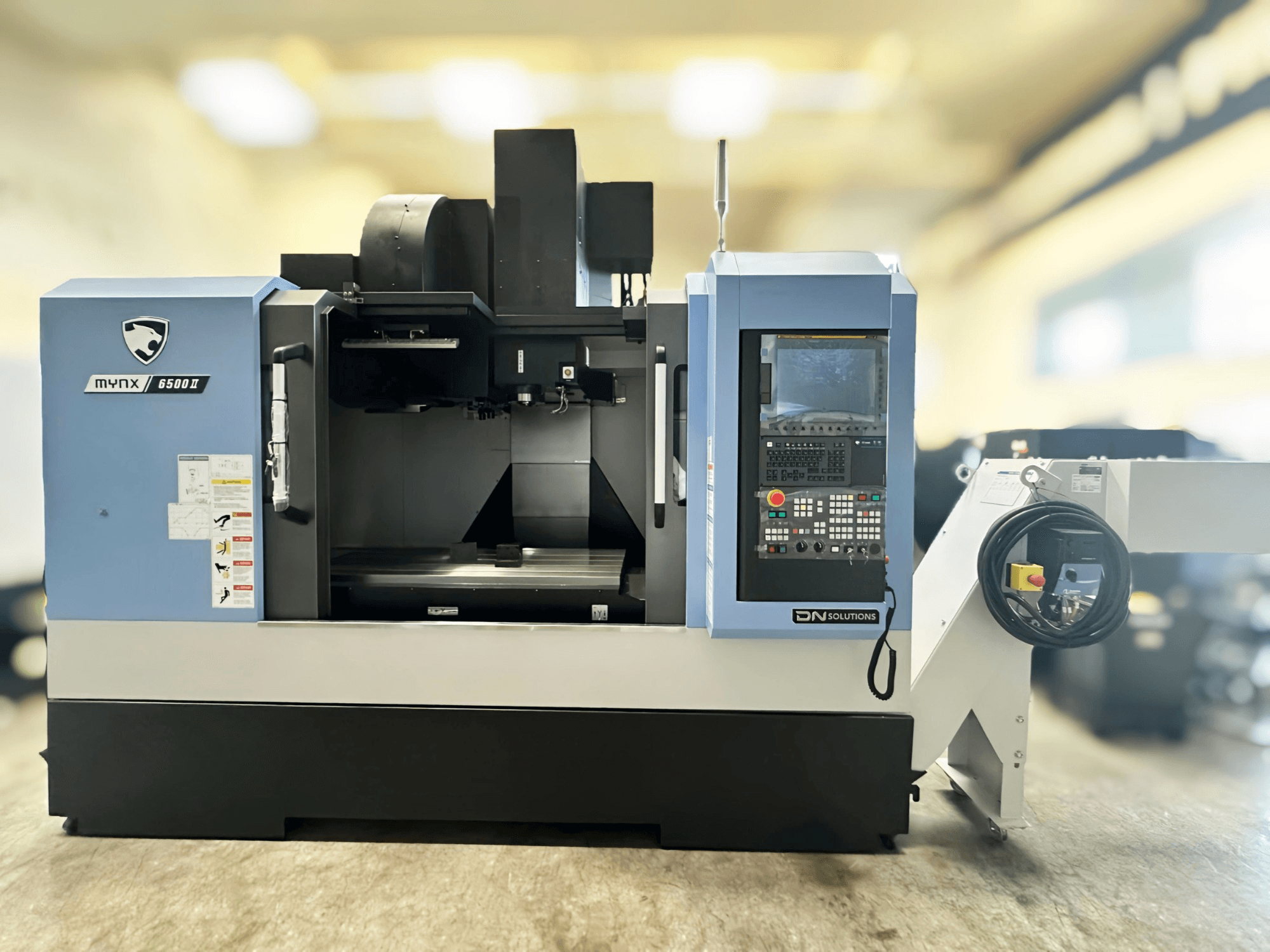 DN SOLUTIONS MYNX 6500 II -pystykoneistuskeskus edestä katsottuna, ohjauspaneeli ja käyttöliittymä näkyvissä.