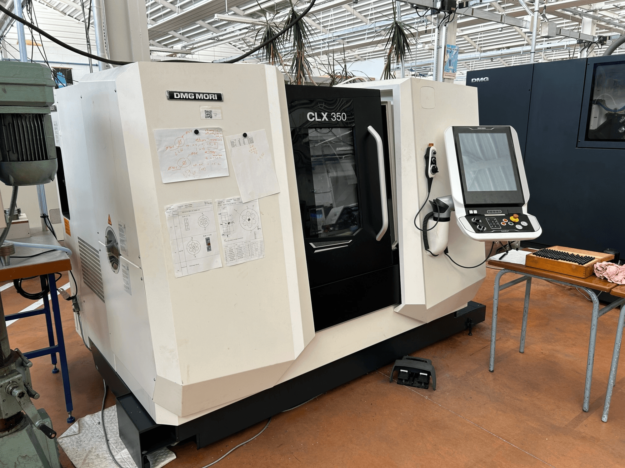 DMG MORI CLX 350 V4 -vaakasuora sorvi, etunäkymä ohjauspaneelin ja liitteenä olevien teknisten asiakirjojen kanssa.