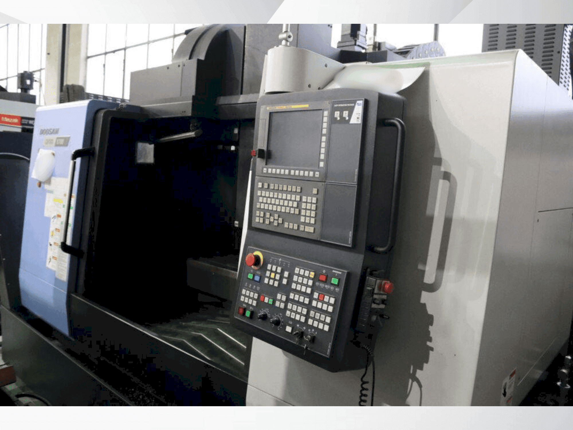 Koneen DOOSAN DNM 6700 etunäkymä