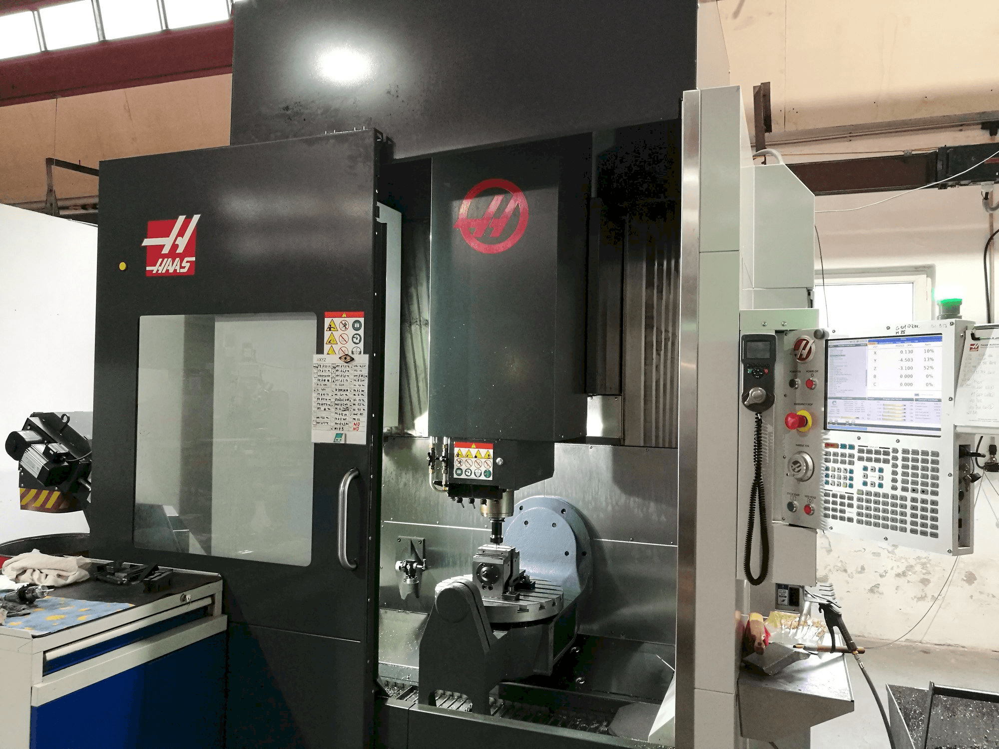 Koneen HAAS UMC - 750 vasemman sivun näkymä