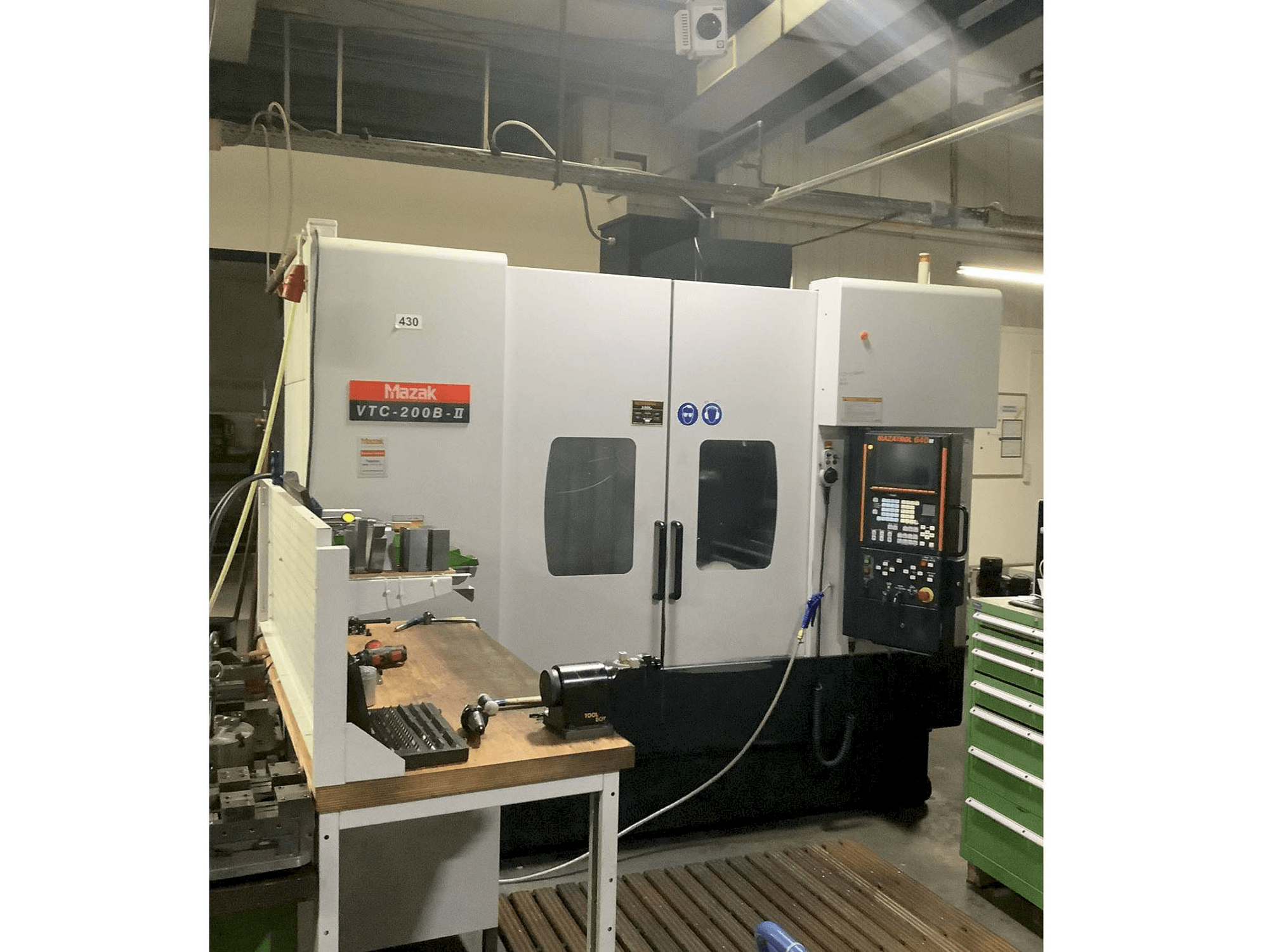 Koneen Mazak VTC-200B-II etunäkymä