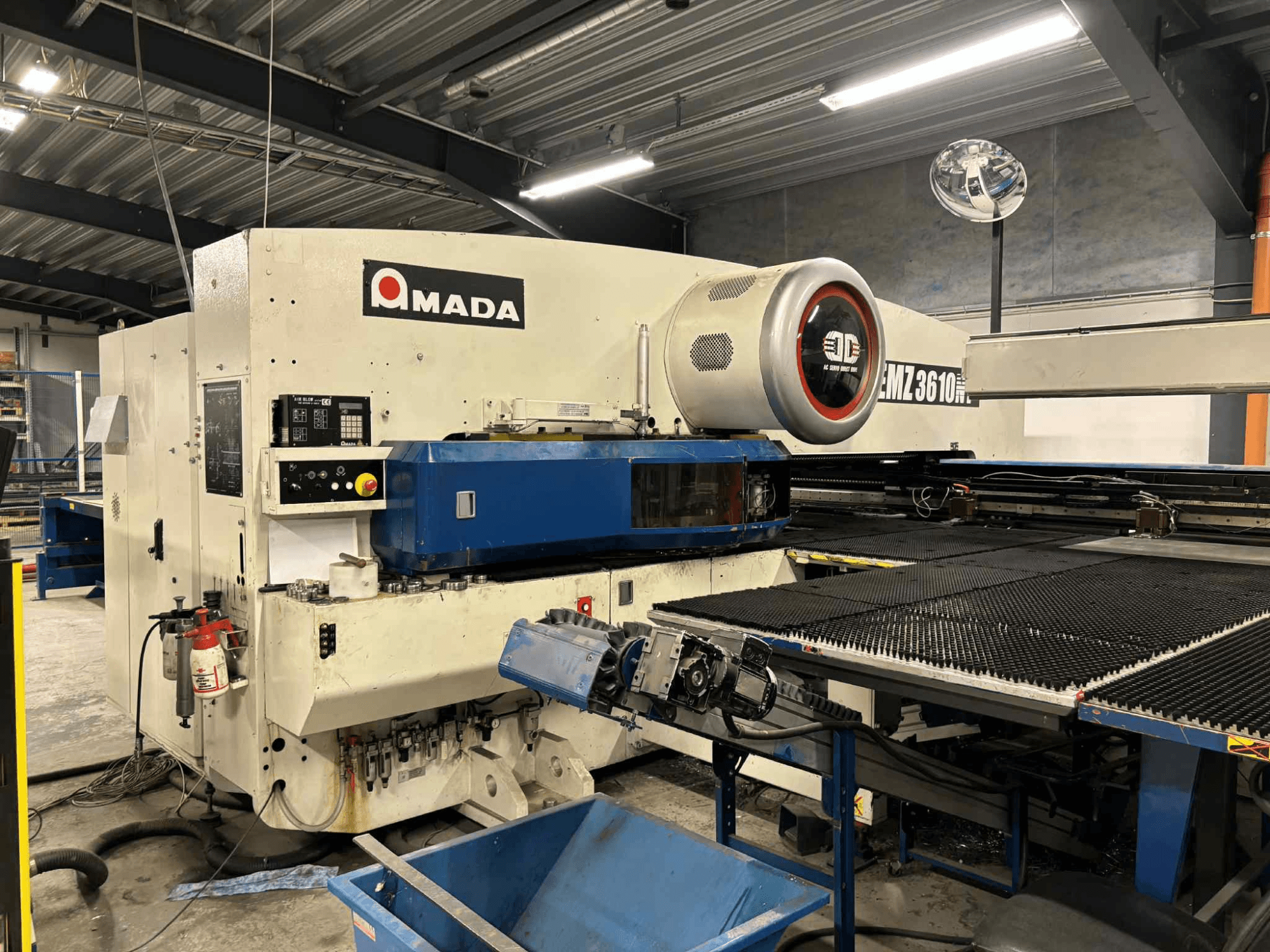 Amada EMZ3610H -aukkopuristin edestä katsottuna; siinä on hallintalaitteet, sininen sänky ja turvalaitteet.