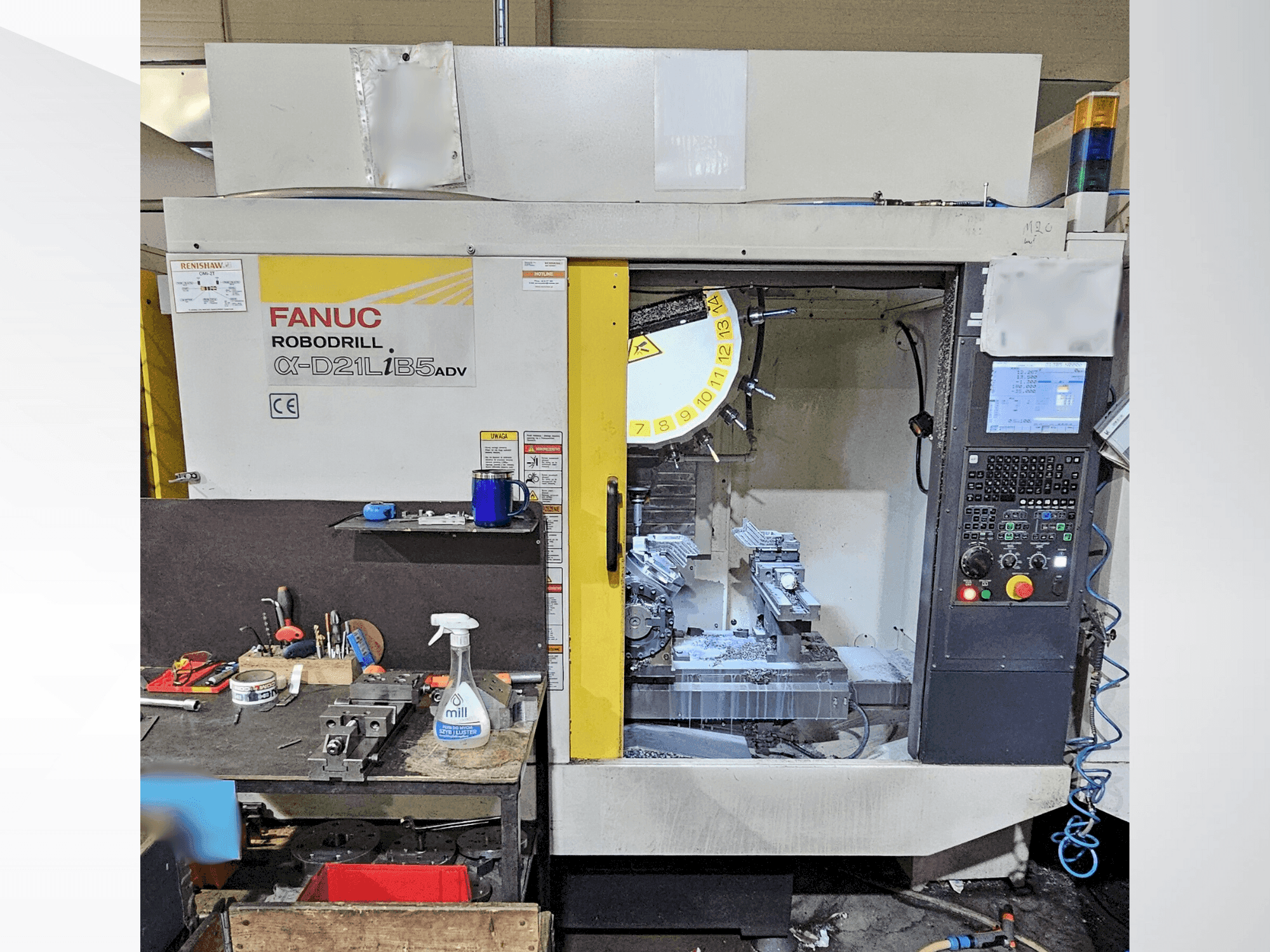 Koneen FANUC Robodrill α-D21LiB5ADV etunäkymä