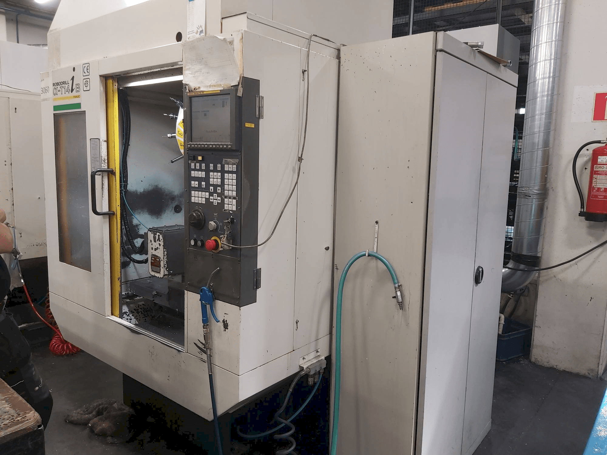 Koneen FANUC Robodrill Alpha T14iB etunäkymä