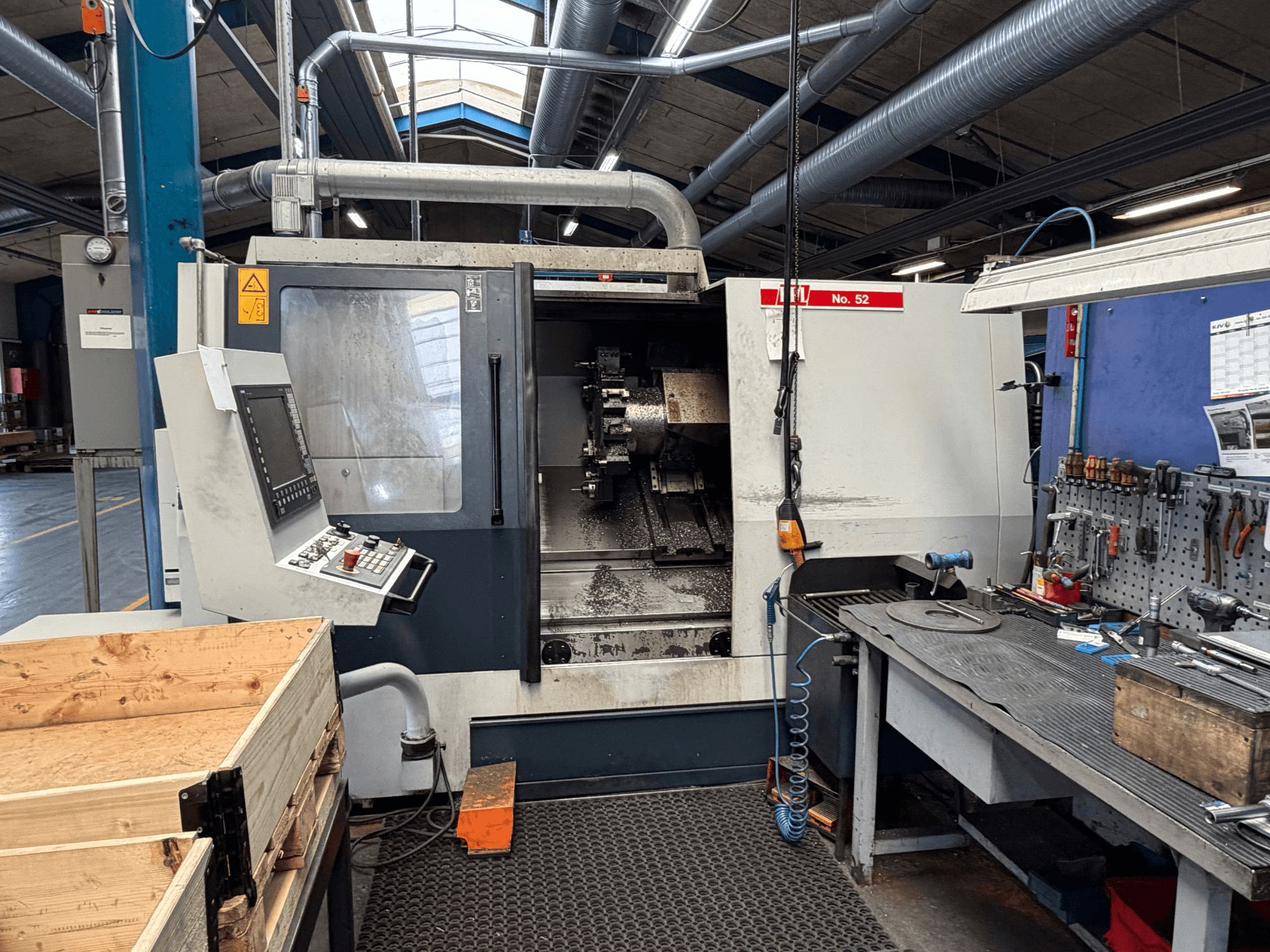 SPINNER TC800 110 SMCY vaakasuora sorvauskone edestä katsottuna, ohjauspaneeli ja läheinen työtila.