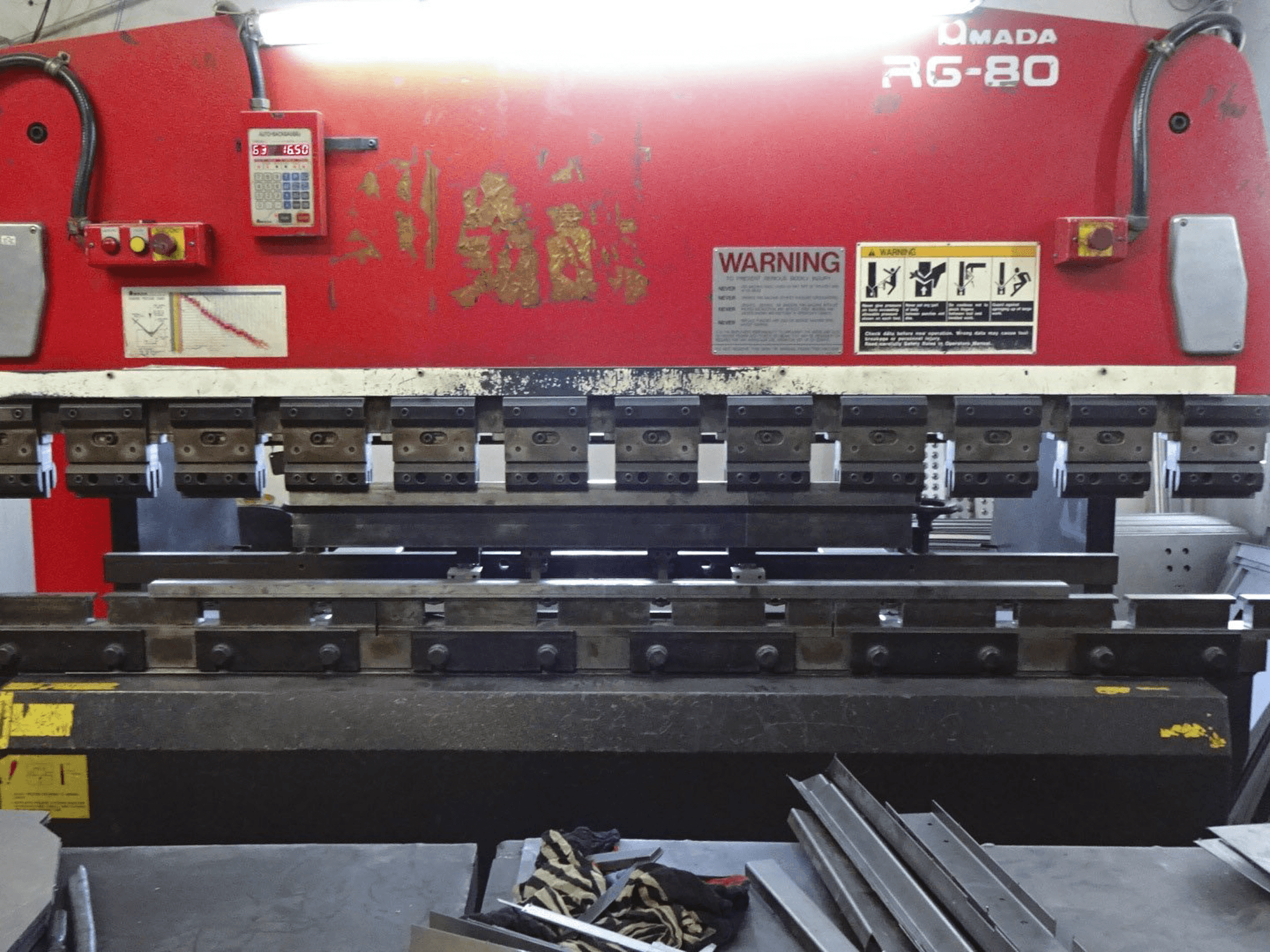 Koneen AMADA etunäkymä RG-80