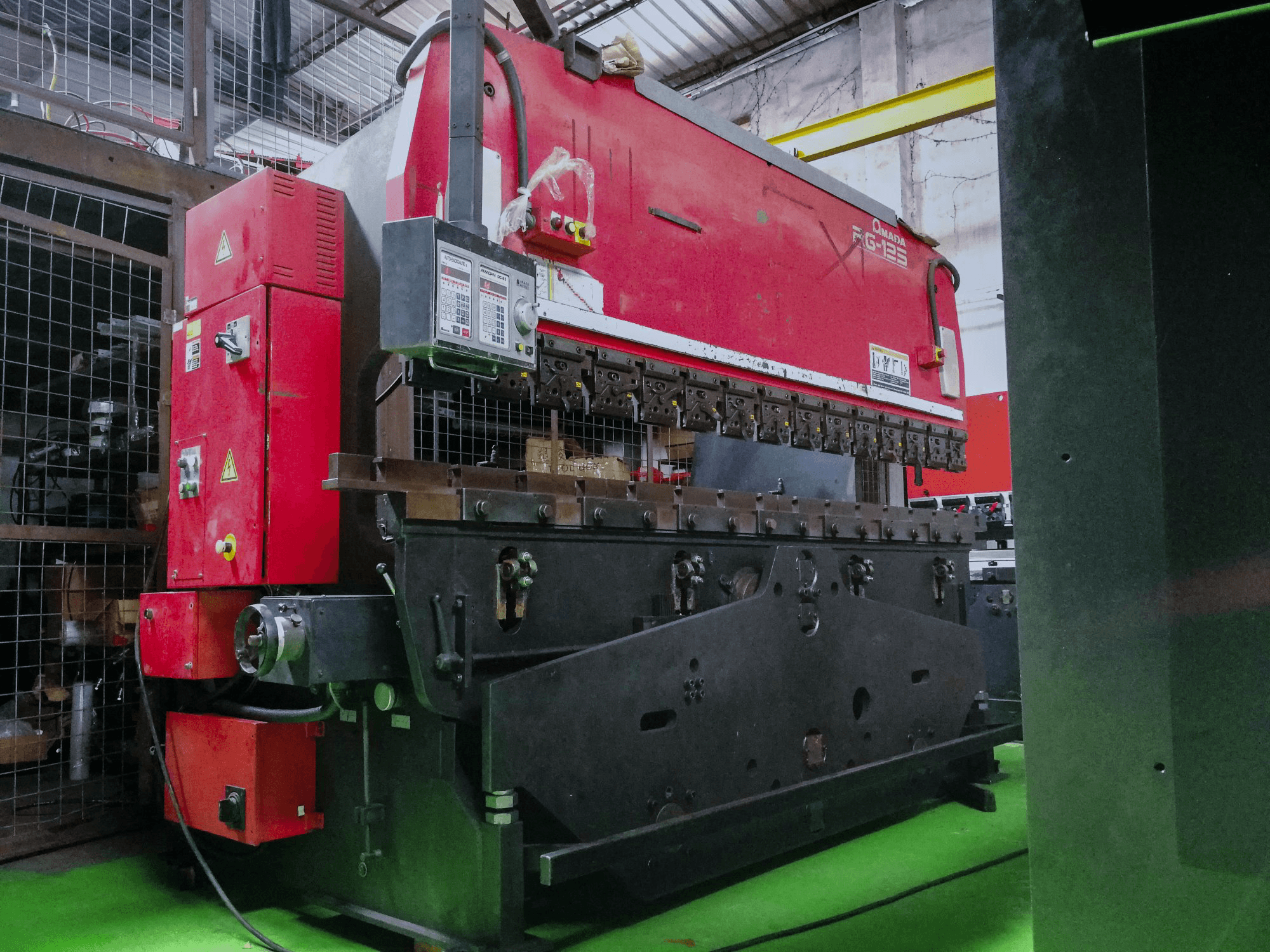 Koneen AMADA etunäkymä RG 125