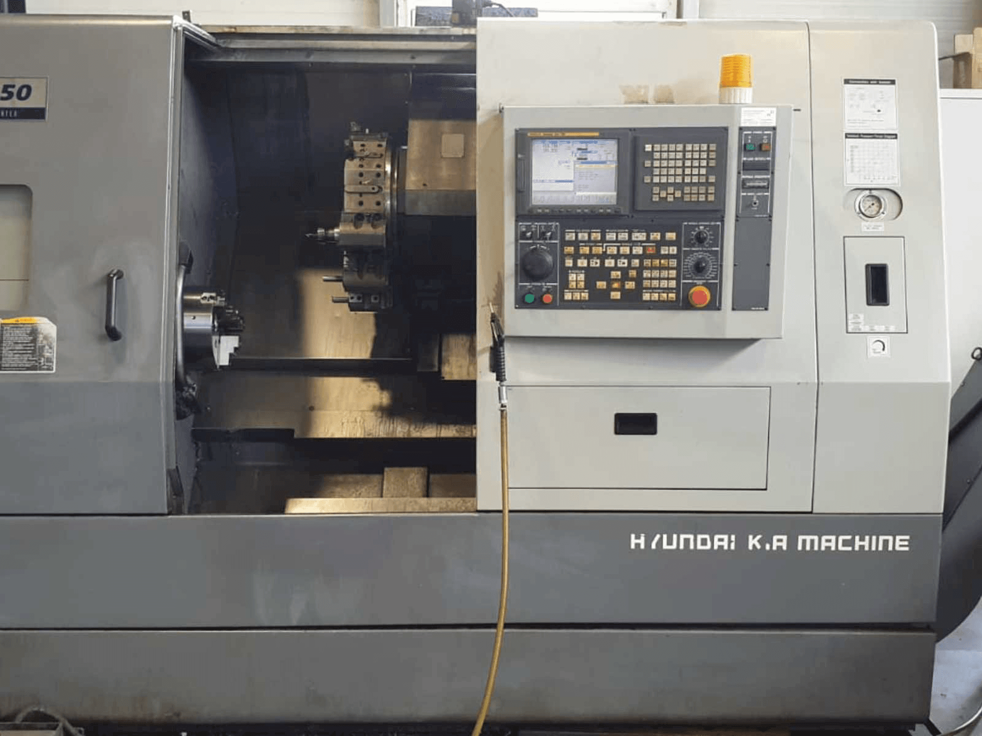 Koneen Hyundai Kia SKT250 etunäkymä