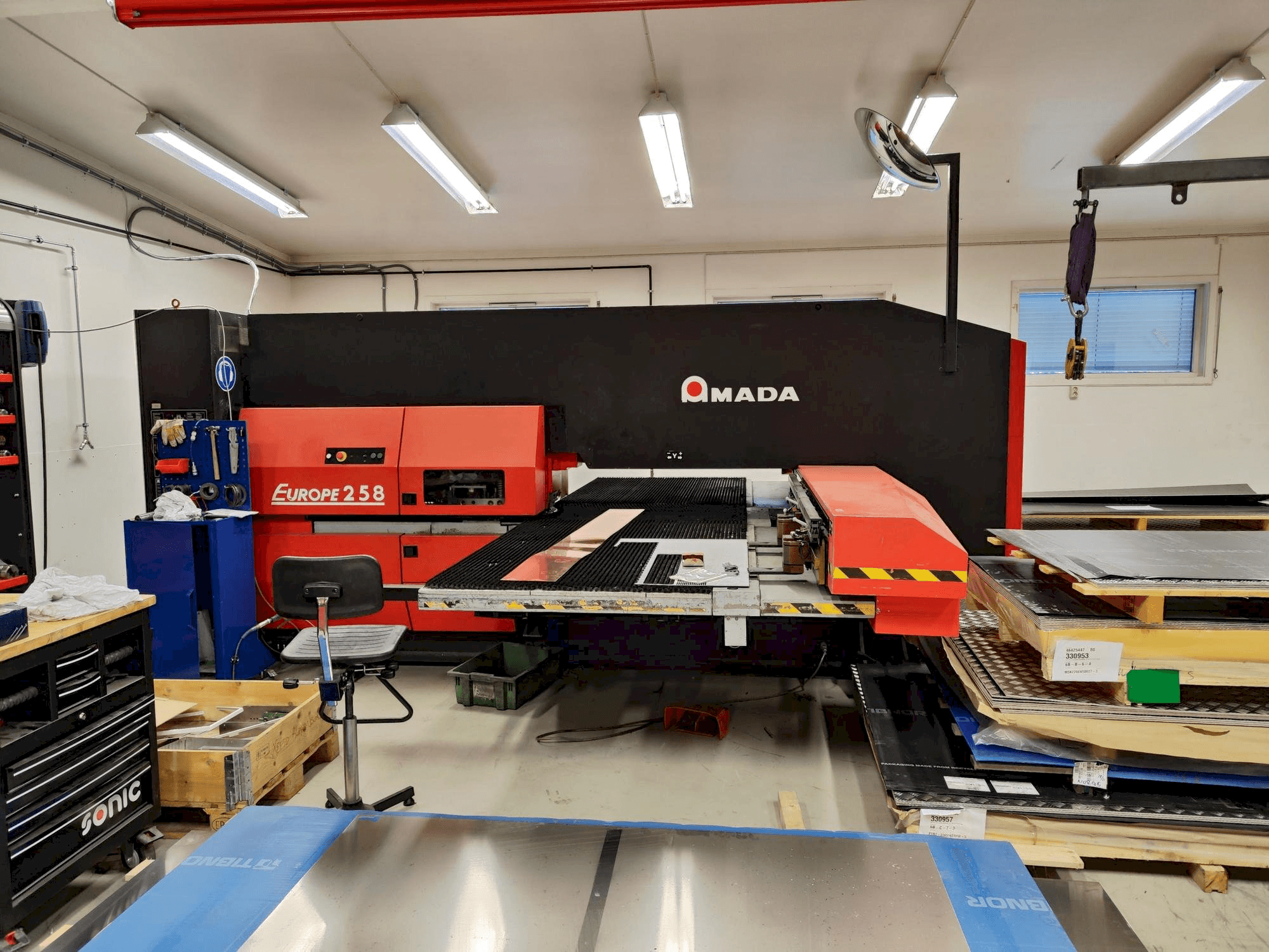 Koneen AMADA EUROPE 258 etunäkymä